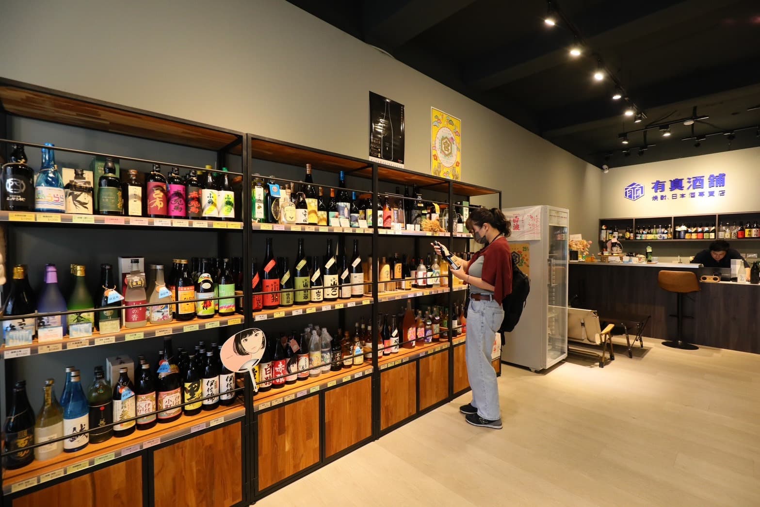店內酒款超過百種,Bruce除了細心介紹每種酒款,也提供前來的客人試飲。