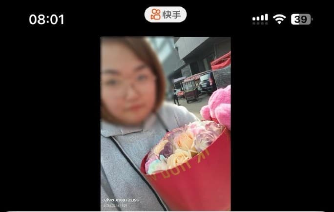 當事女主角事後在網上PO出與花束的合影。(翻自微博)