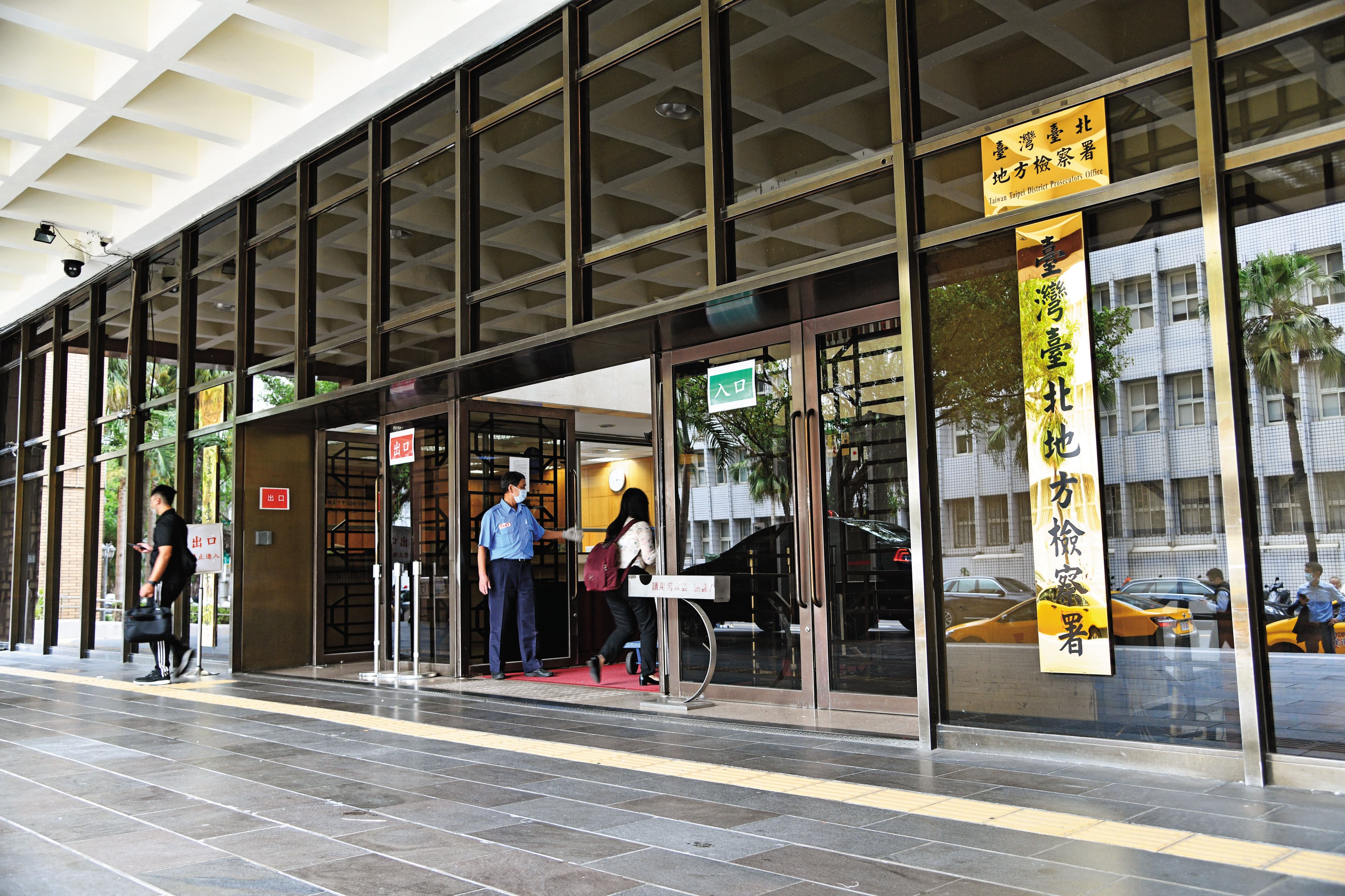 台北地檢署已將李伯道列貪汙罪被告,追查他用特別費買的禮券流向。