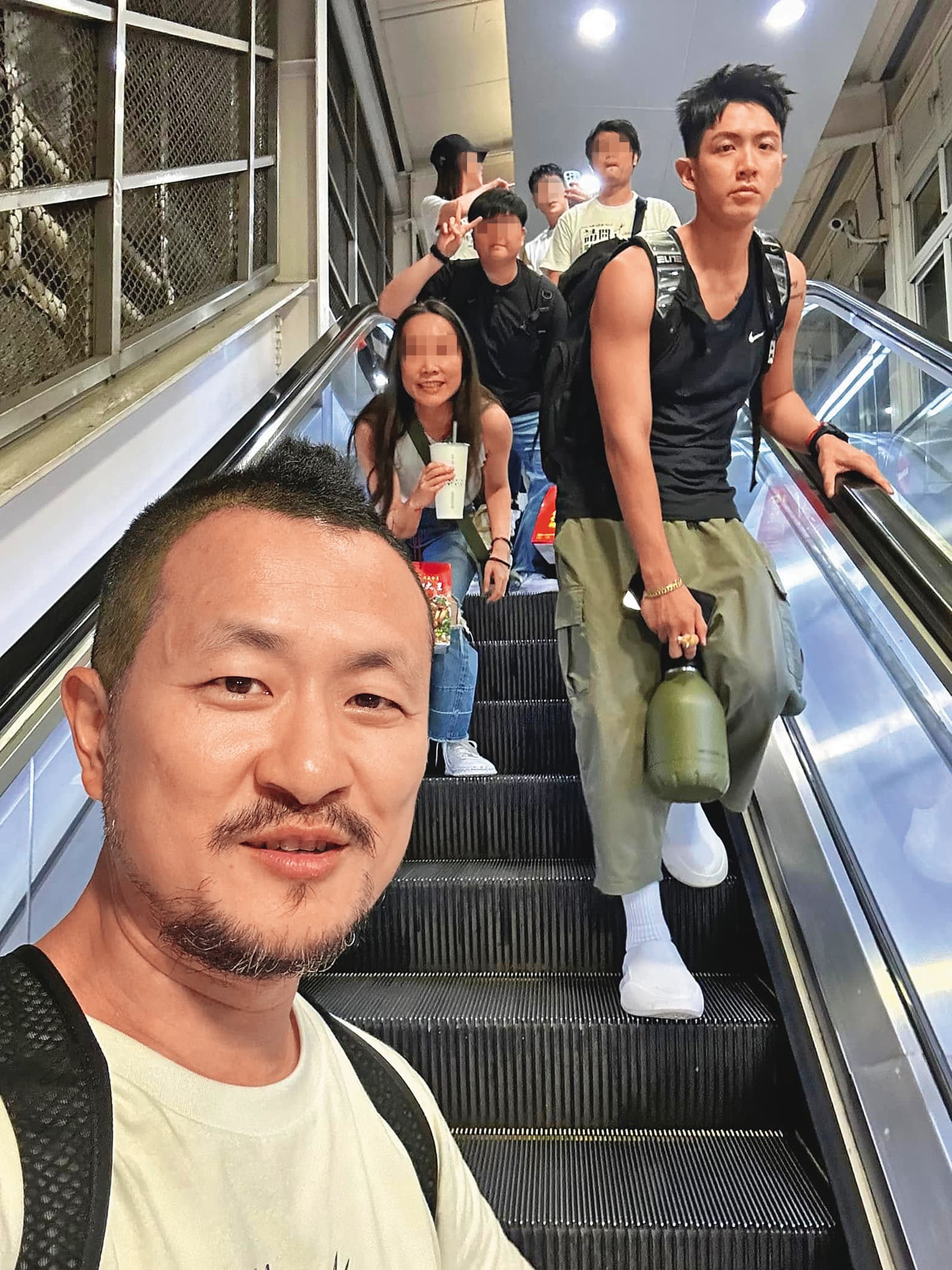 李芷瑤(左二)隨九把刀(左一)、柯震東(右一)出席《請問,還有哪裡需要加強》台南首映,後續彼此也維持合作關係。(翻攝自九把刀臉書)