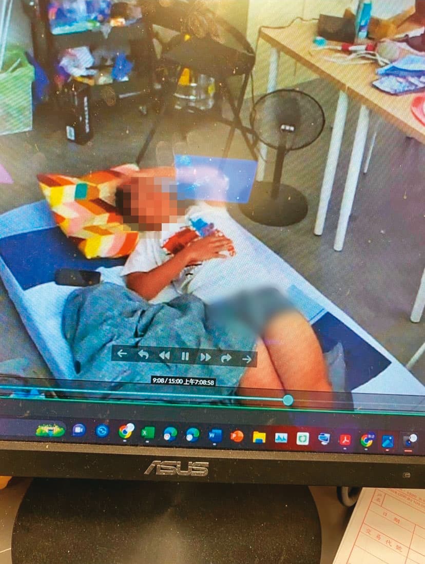 學生會幹部穿著輕便在辦公室午睡,結果睡姿遭竊錄存檔。(讀者提供)