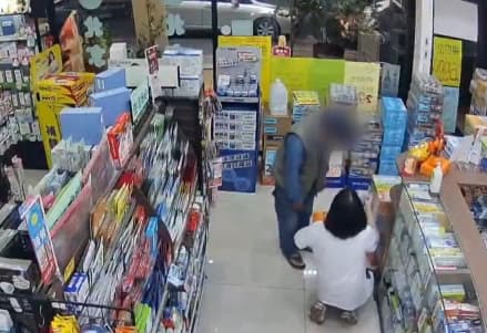 張嫌是店裡常客,店員看見他來光顧,連忙上前熱情招呼。(翻攝畫面)