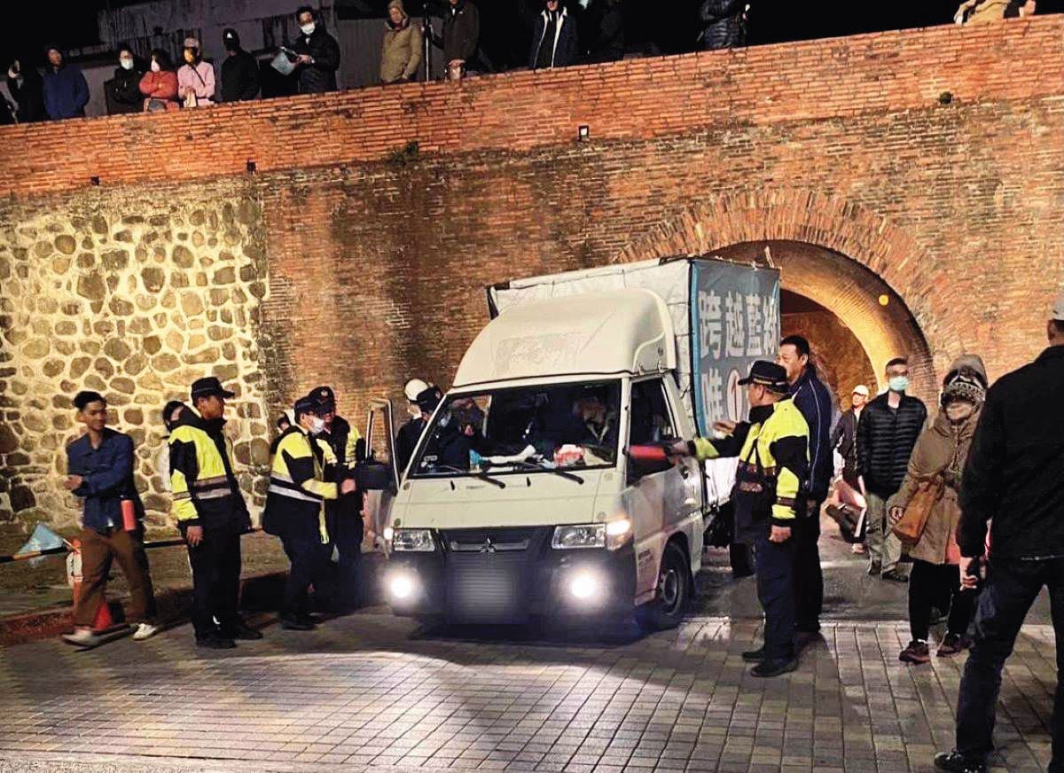 柯文哲曾想利用競選販賣車及功德箱,以電子支付對小草們進行小額募款。(恆春分局提供)