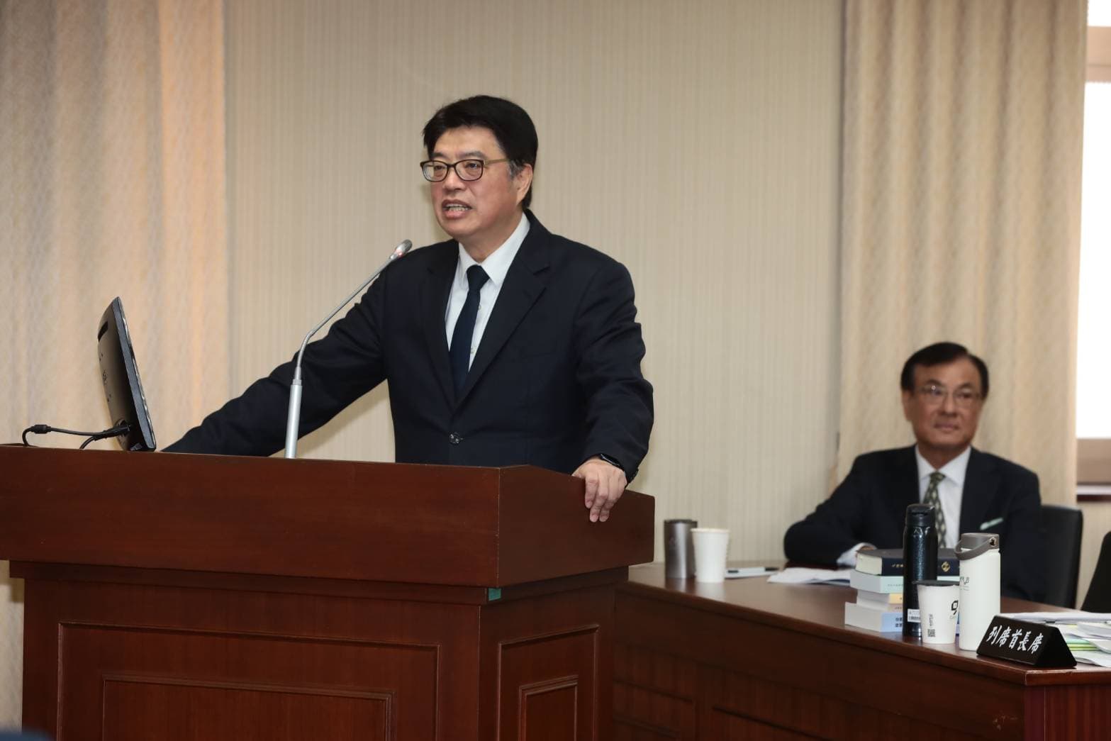 邱垂正雖上台但並未回應李貞秀的提問,若有其他人複誦他才會表明自己的立場與看法。(鏡報林煒凱)