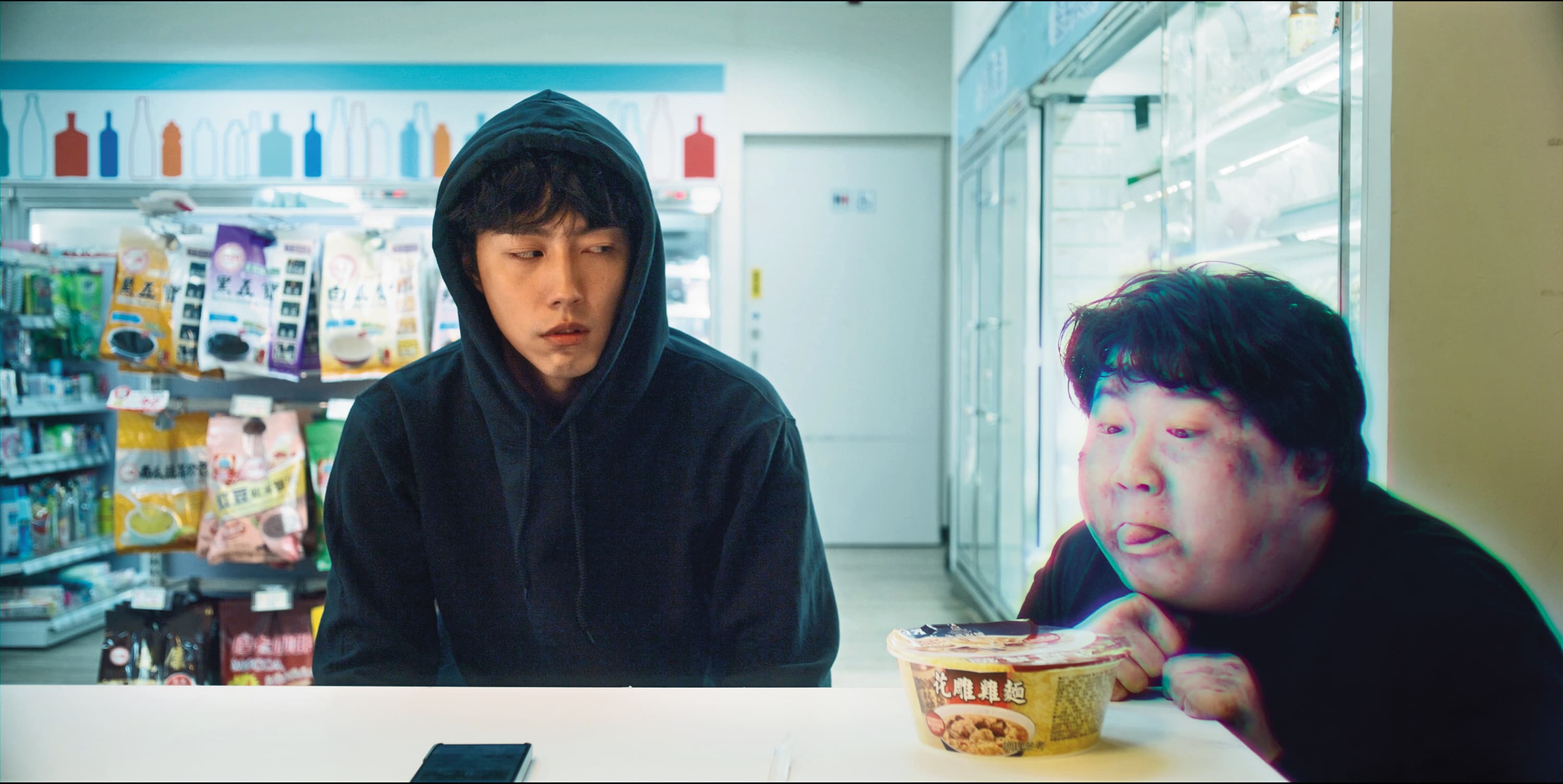 蔡凡熙(左)飾演聞得到阿飄的通靈男孩,常有孤魂野鬼上門求他幫忙。
