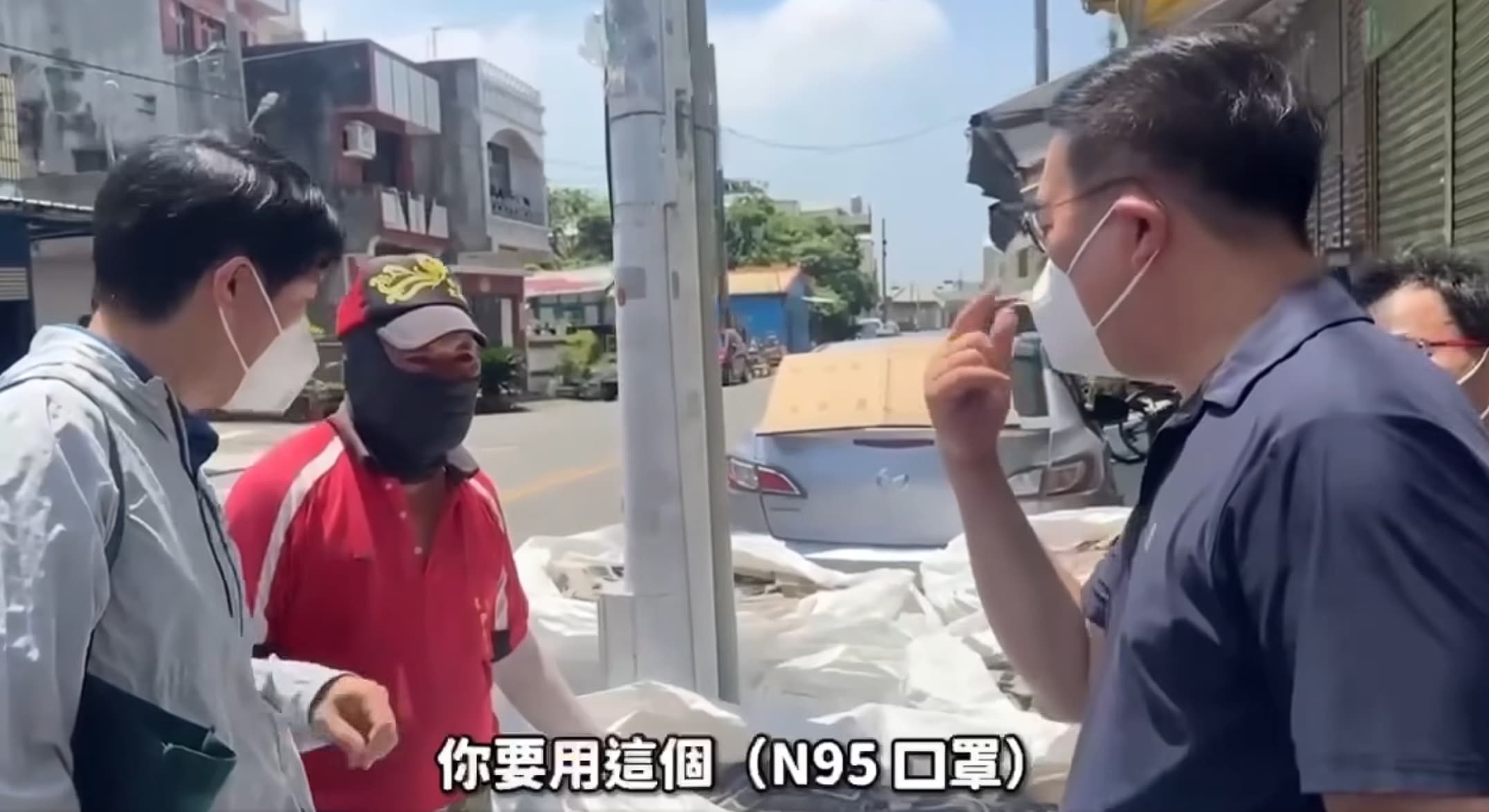 環境部提醒,石綿屋瓦粉塵吸入對身體有害,處理時務必保持完整,並配戴口罩、手套。(翻攝自環境部臉書)
