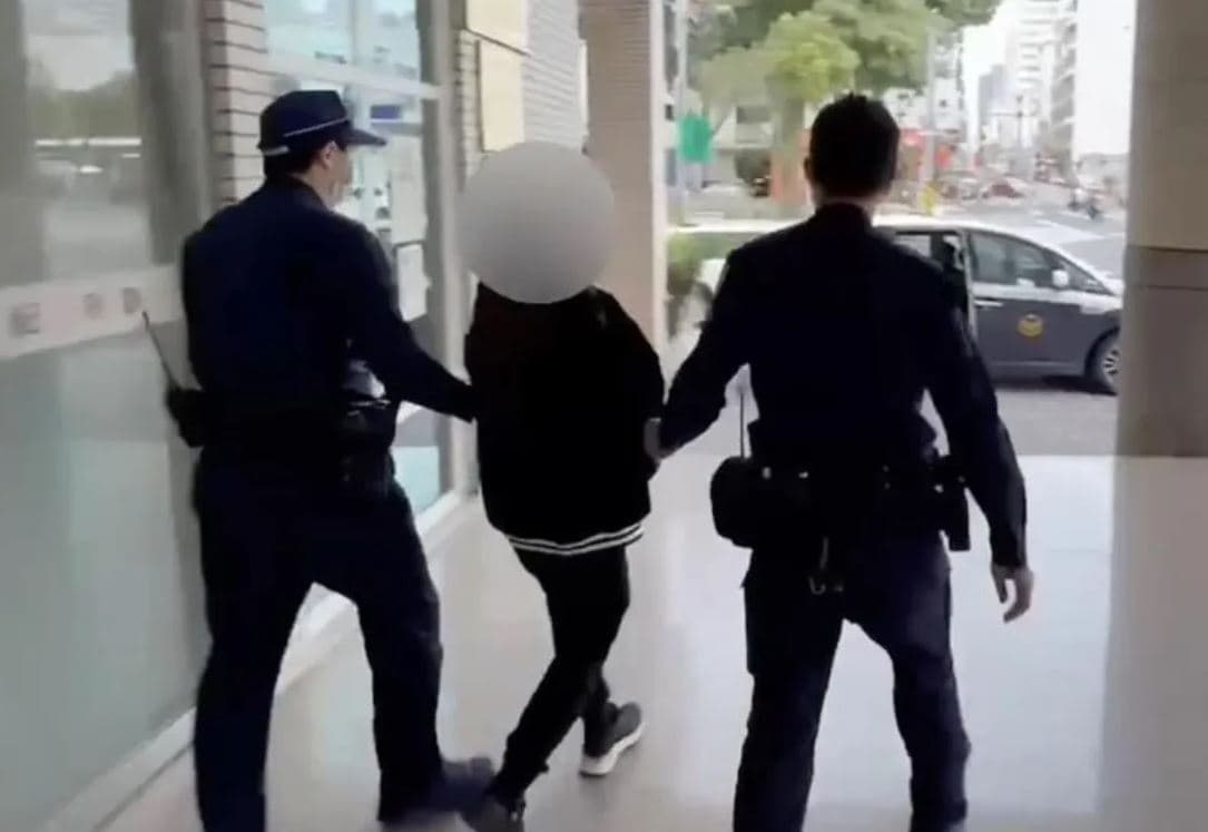 警方將吳女依妨害風化逮捕。(翻攝畫面)