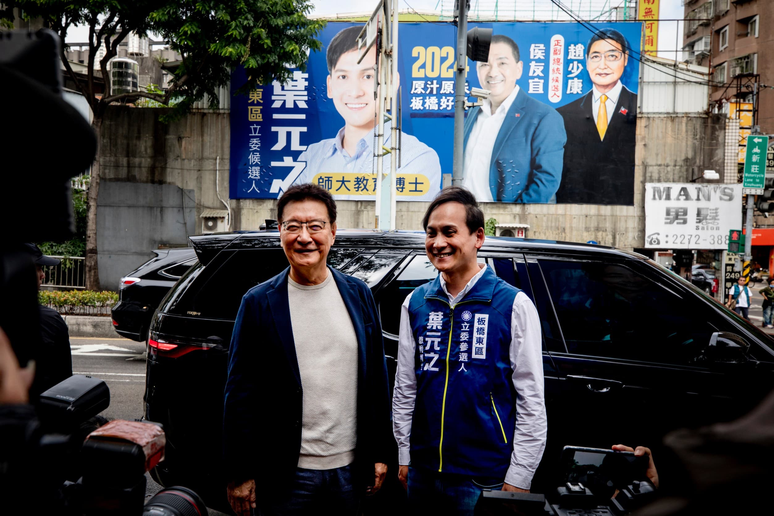 趙少康昨天特地去現場「驗收」葉元之的競選看板。