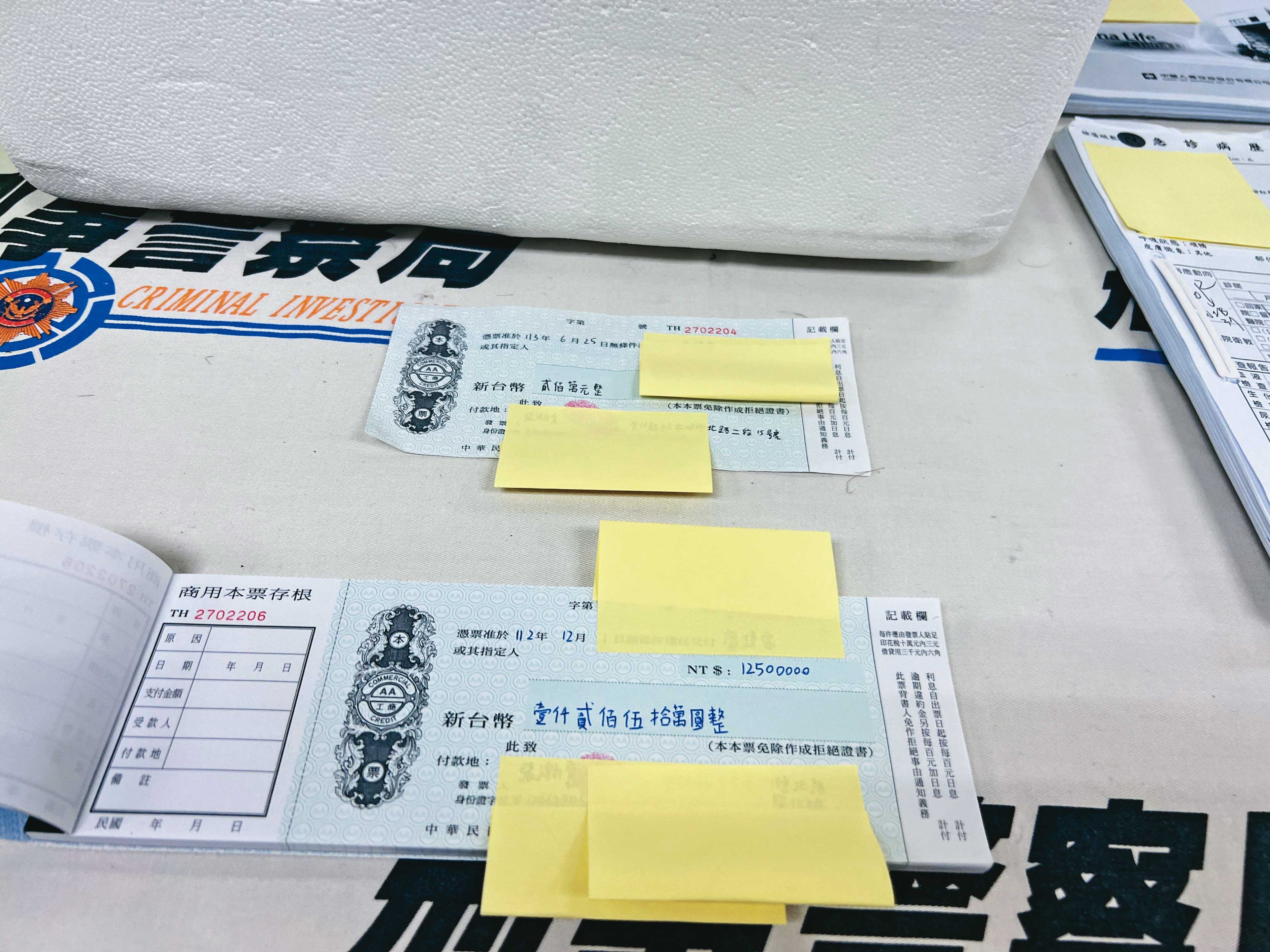 警方查扣張男簽署的本票等證物。(鏡新聞提供)
