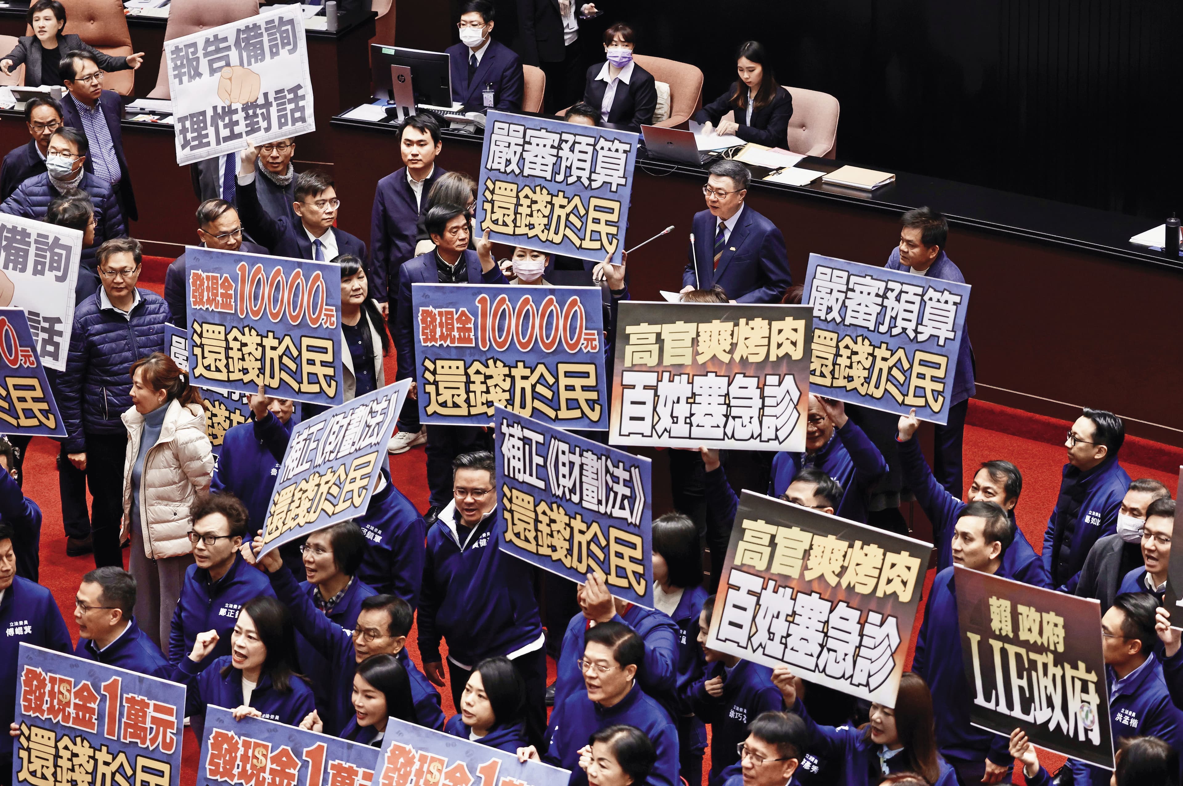 大罷免議題延燒,藍綠聚焦立法院新會期攻防,國民黨主張普發現金為優先法案,爭取民眾的認可。