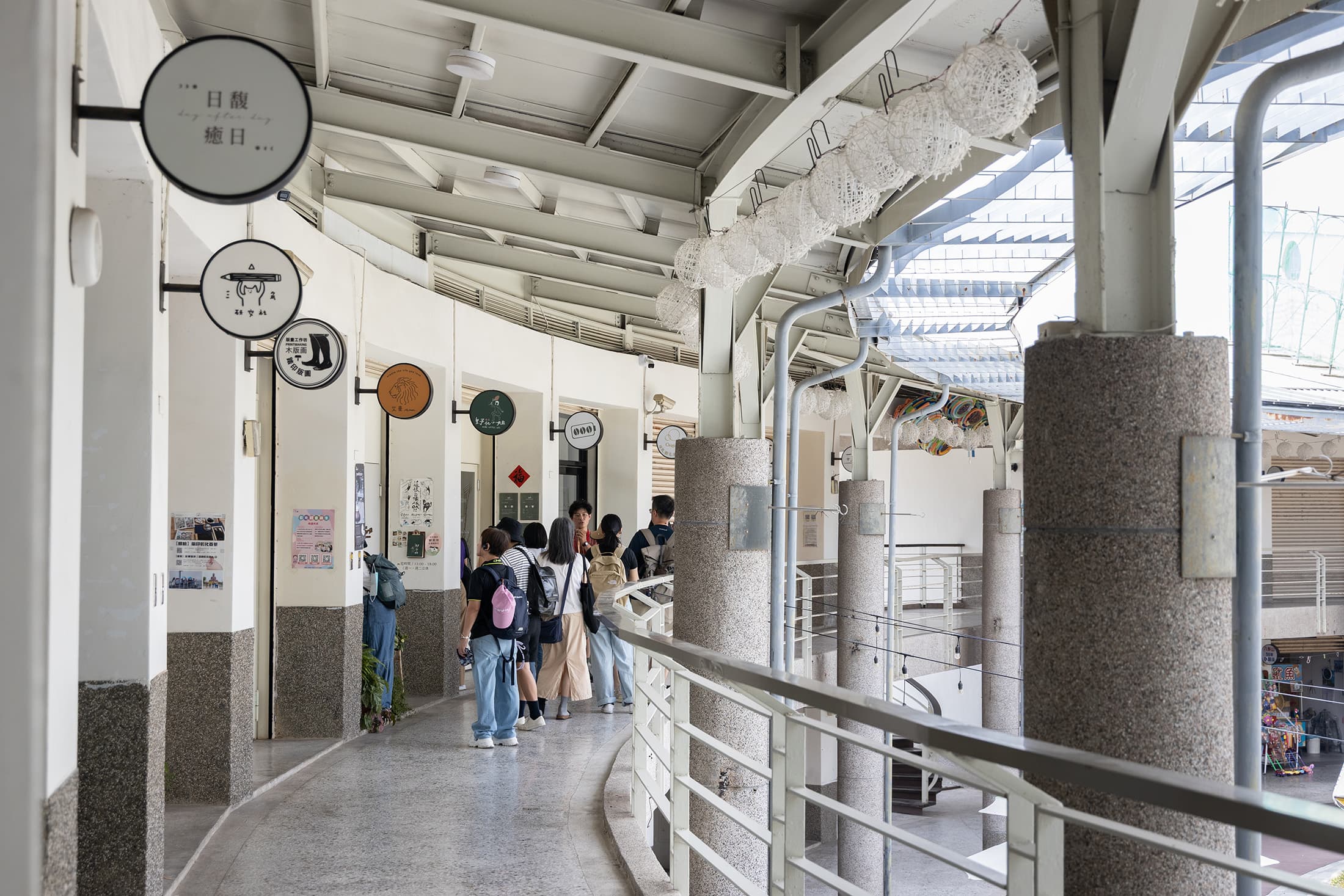 卦山村的1樓區域以餐館為主,2樓則有橡皮圖章、雕刻工藝、拓印、花藝等各種職人進駐。