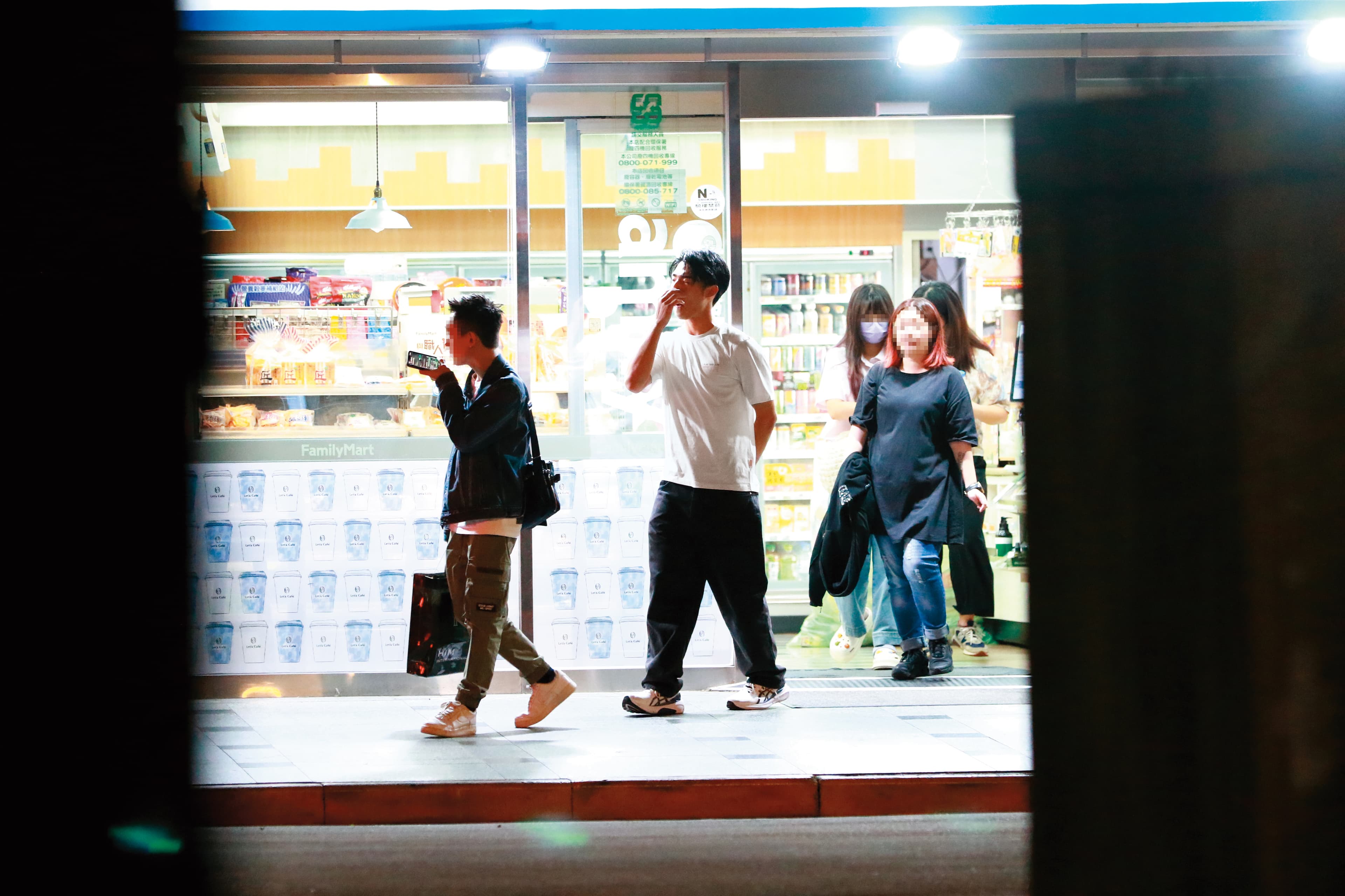 11/8,22:07趁著進入電台前,陳昊森(左2)到便利商店晃了一圈。