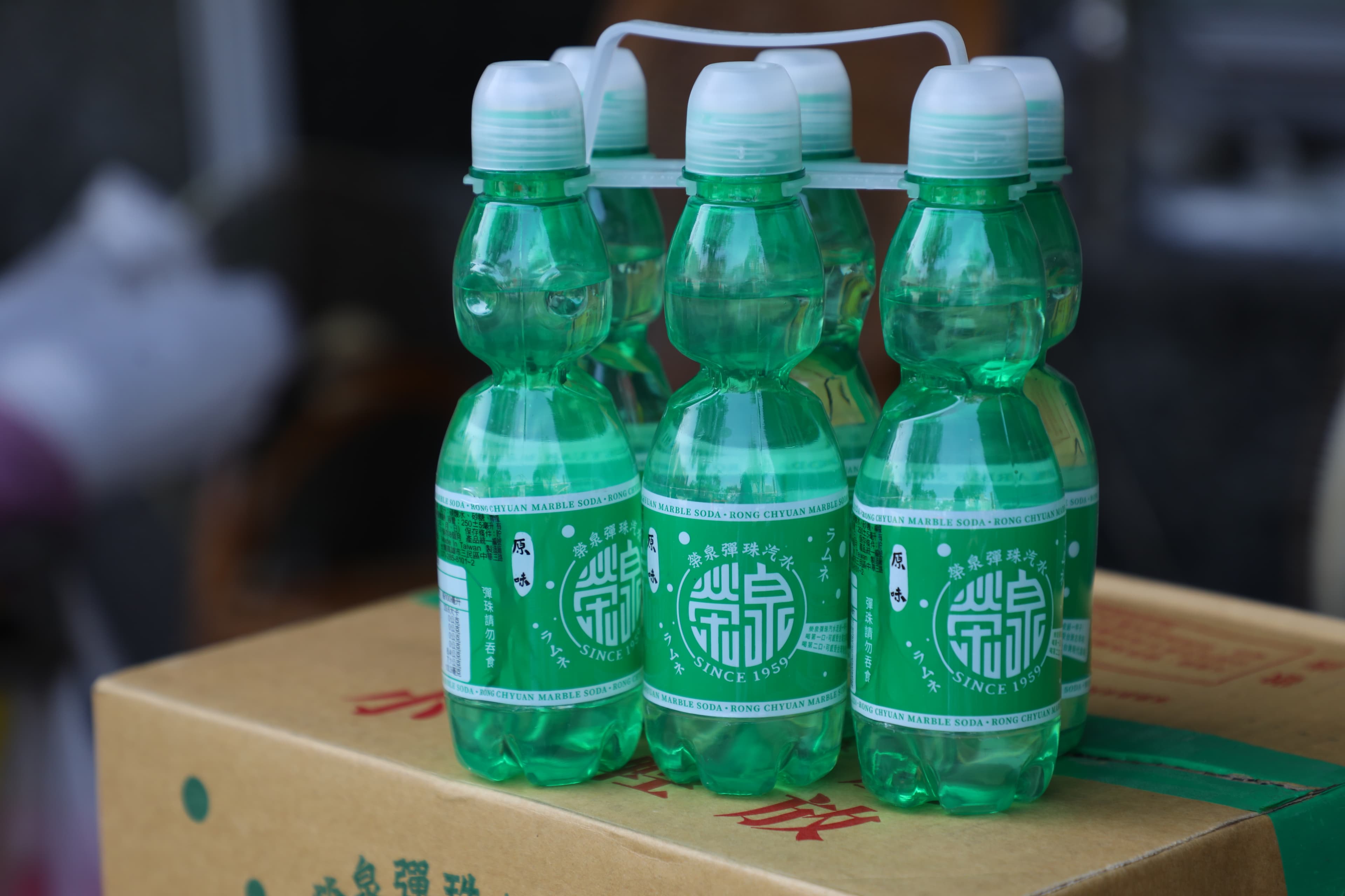 在這攤還能買到高雄製造的古早味「榮泉彈珠汽水」。(35元/瓶)