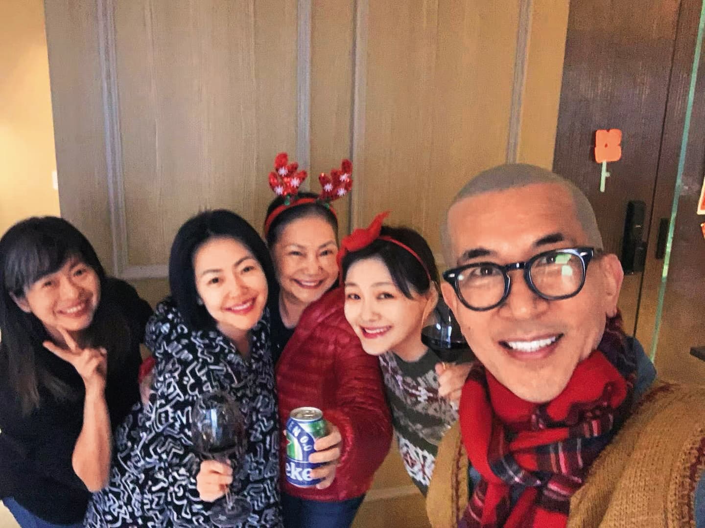 去年耶誕節，小S（左二）曬出和具俊曄（右起）、大S與S媽慶祝的照片，手上疑似拿著紅酒杯。（翻攝自小S臉書）