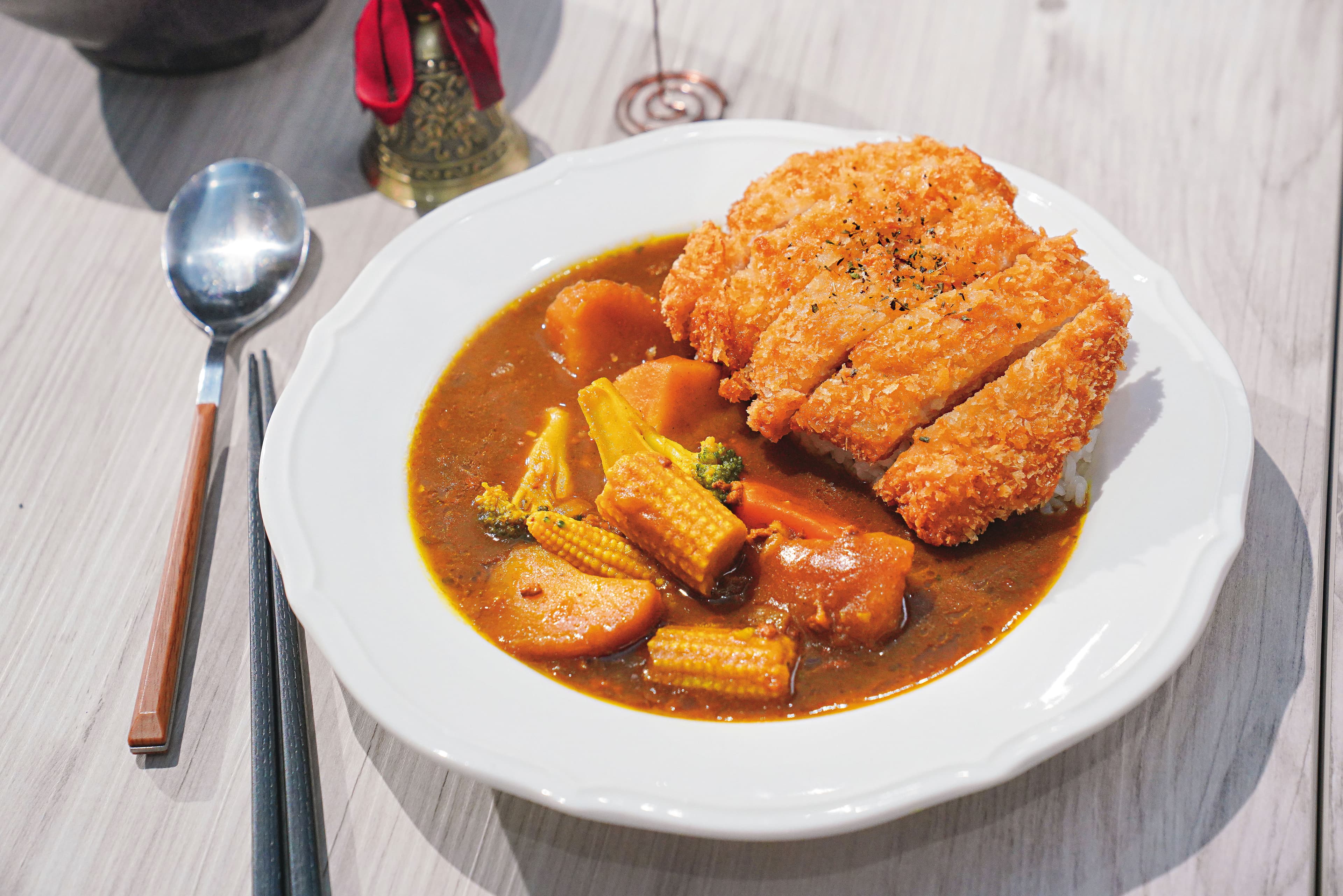 夢見主餐選項不多,豬排咖哩飯頗受歡迎。(280元/份)