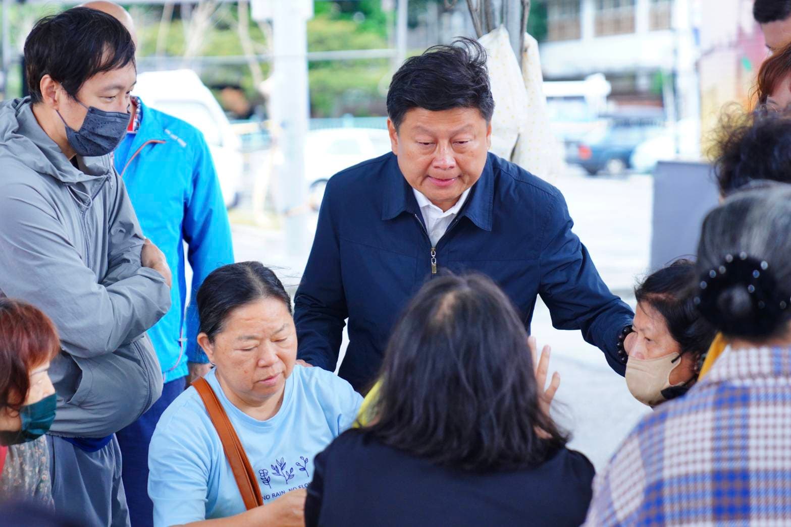 傅崐萁安慰民眾。(傅崐萁國會辦公室提供)