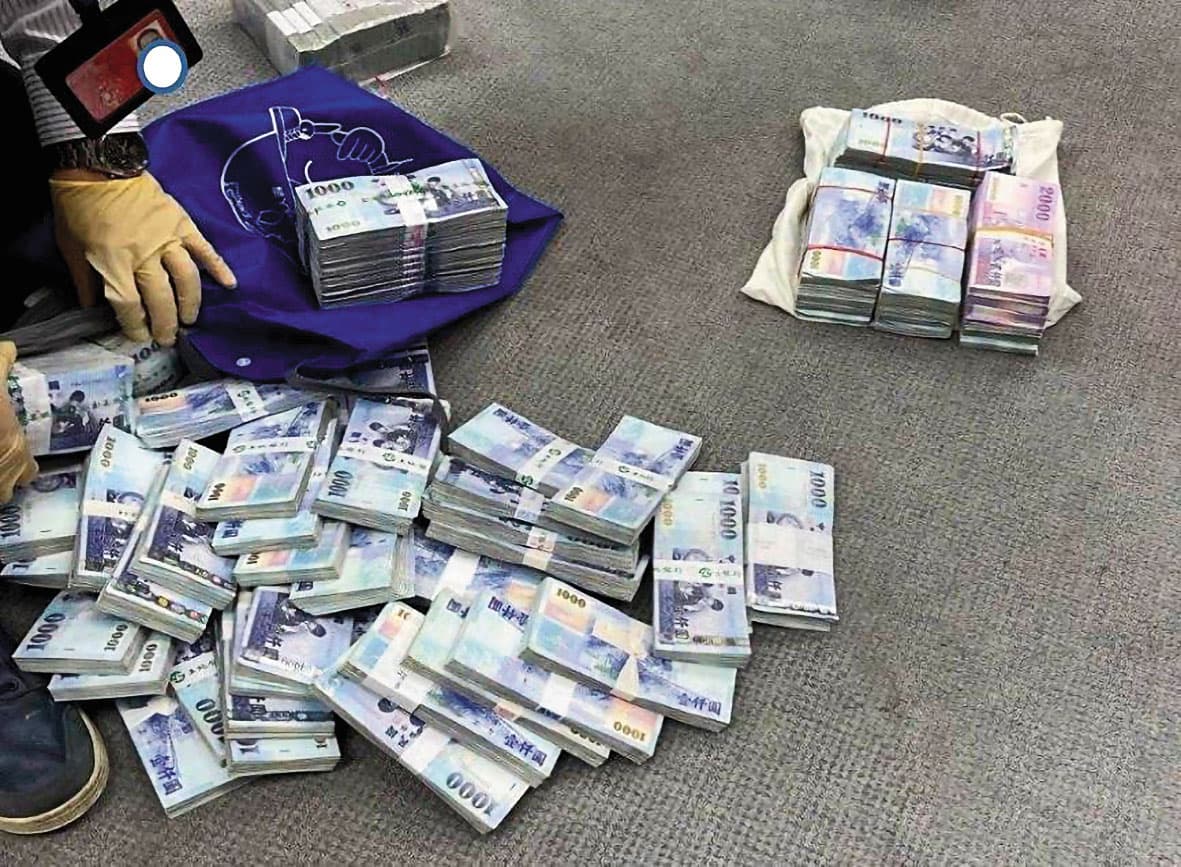 橋頭地檢查辦中油煉製事業部前執行長徐漢貪汙案,搜出大筆現金。(橋頭地檢署提供)