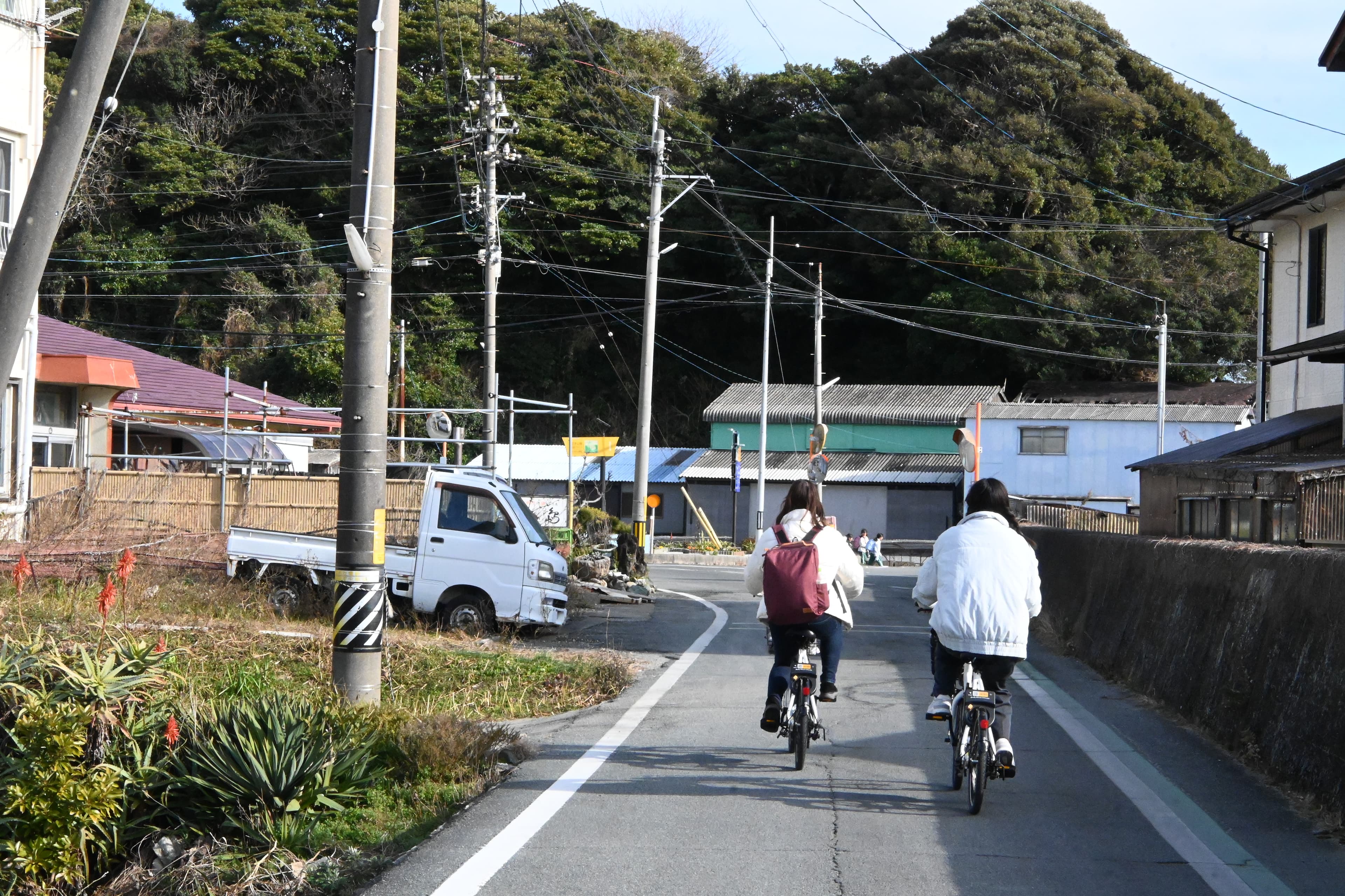 岸上交通最推薦騎車漫遊,租到車之後就能自由順著海岸線騎行,前往島內各景點。
