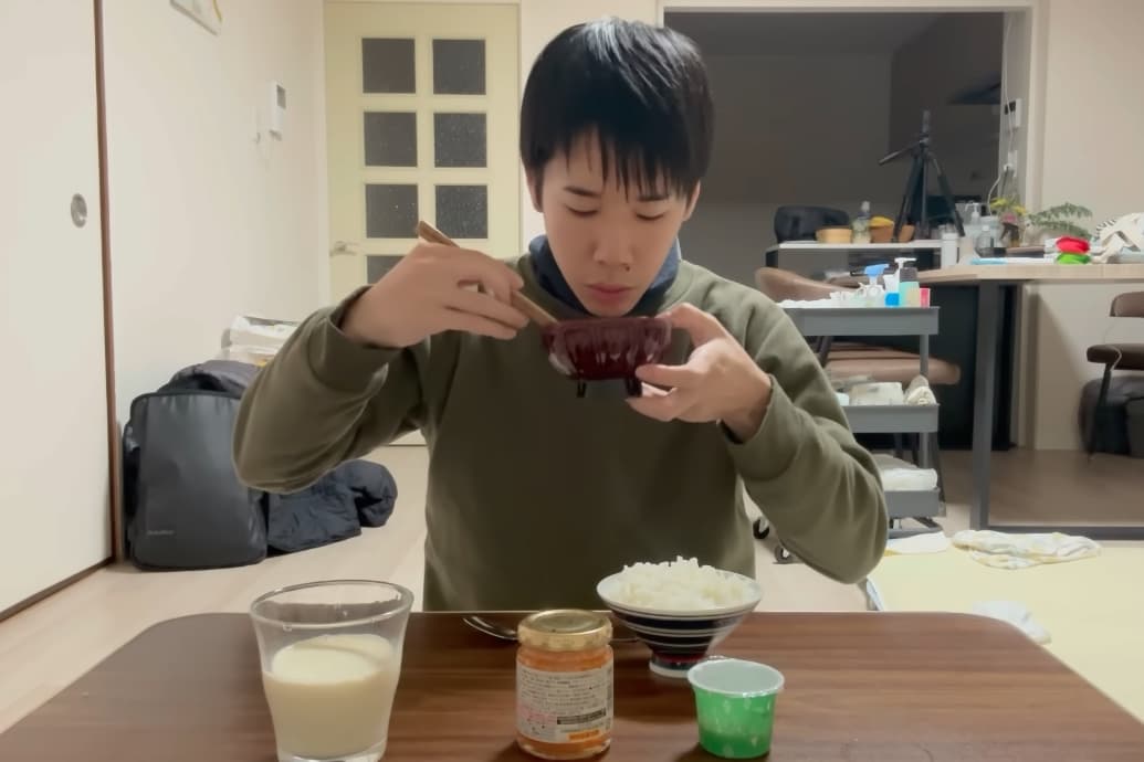等到寶寶們都睡了，Hiro才能好好用餐。（翻攝自 ひろの日陰暮らし YT）