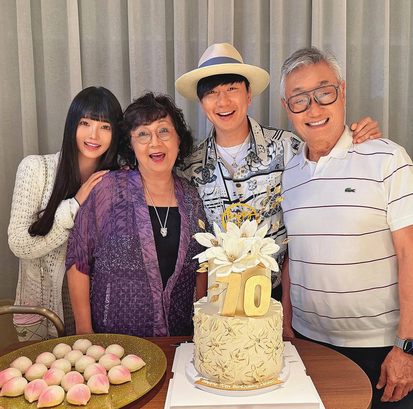 林俊傑慶祝母親生日時,順勢公開女友七七和家人合照,顯示戀情已被長輩認可。(翻攝自林俊傑IG)