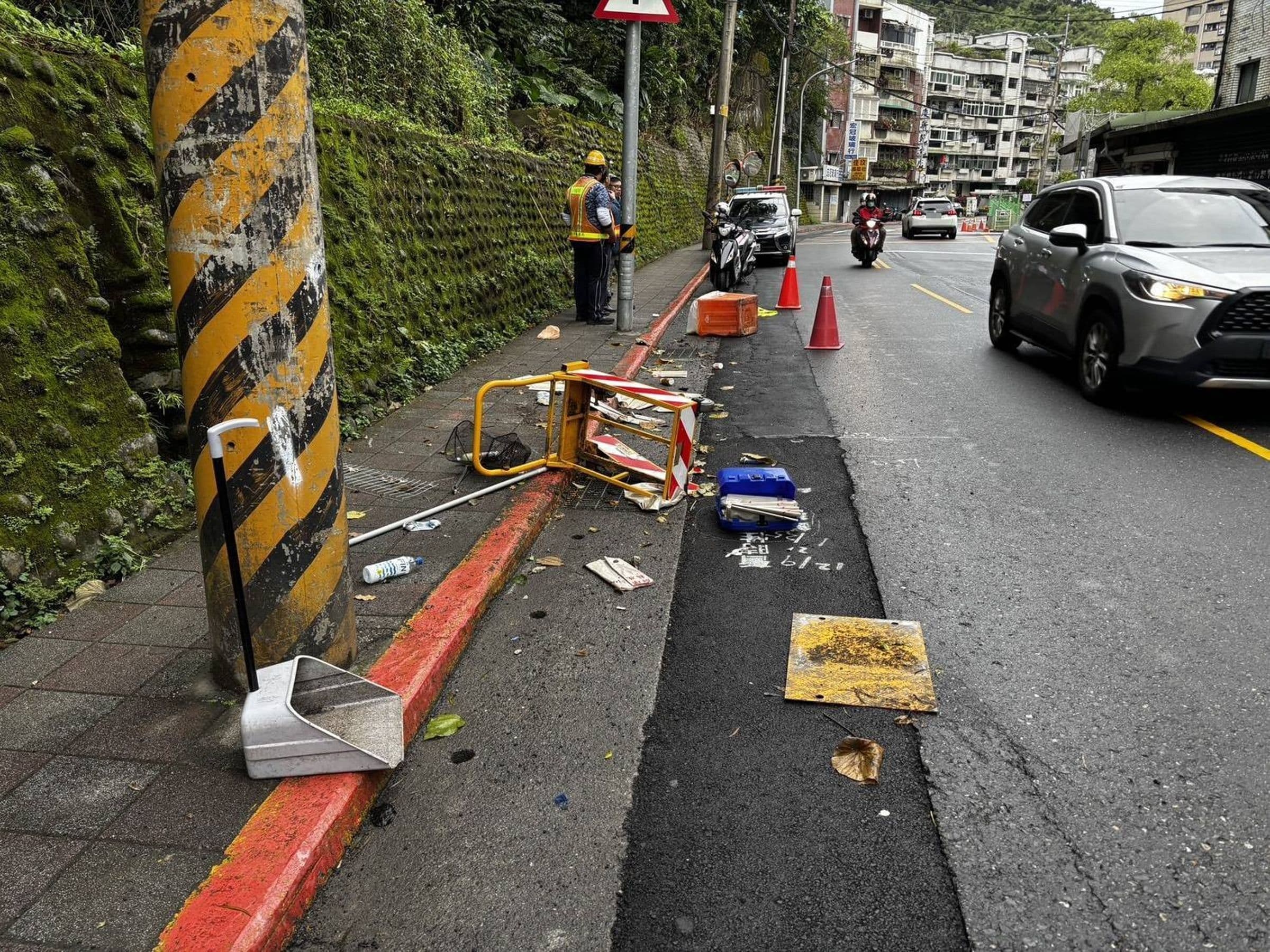 王夢麟酒駕撞爛一旁清潔員的手推車,所幸清潔員當時在人行道上,才沒有受傷。(翻攝畫面)