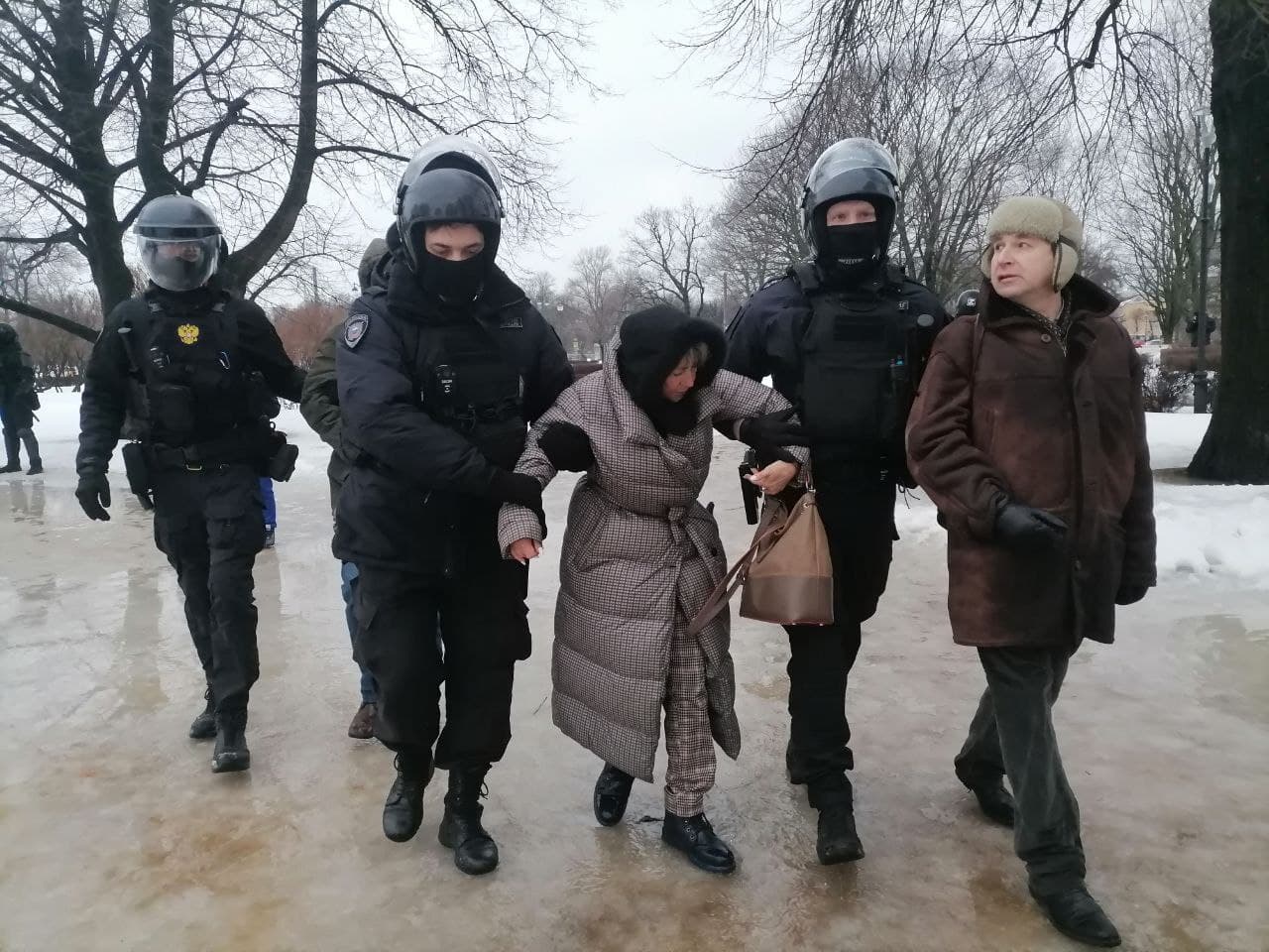 俄反對派領袖納瓦尼獄中猝逝，傳出支持者上街哀悼被拘捕的消息。（翻攝自OVD-Info X）