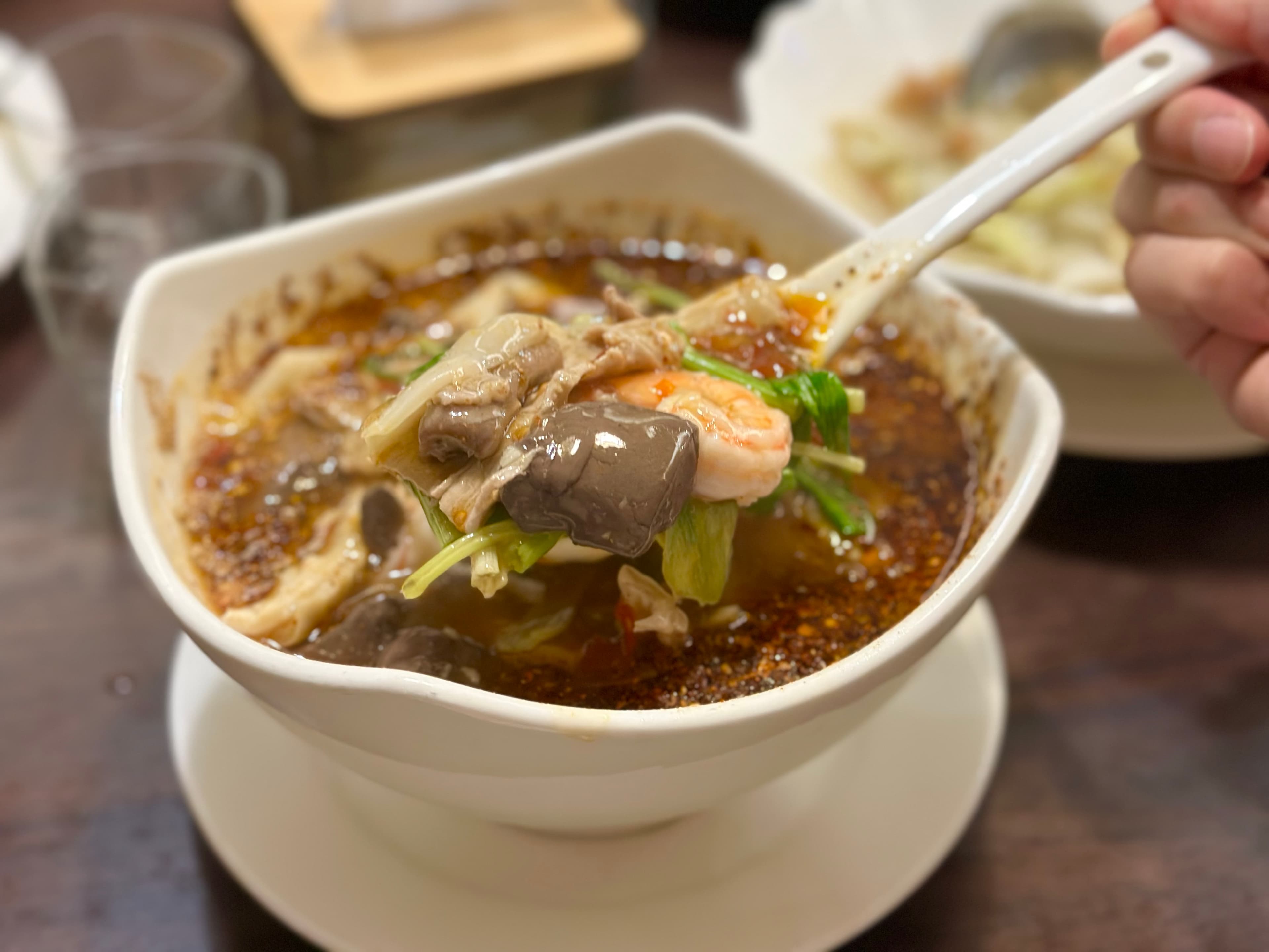 「綜合水煮」有牛肉片、鮮蝦、鴨血等料,湯汁辣麻下飯。(400元/份)