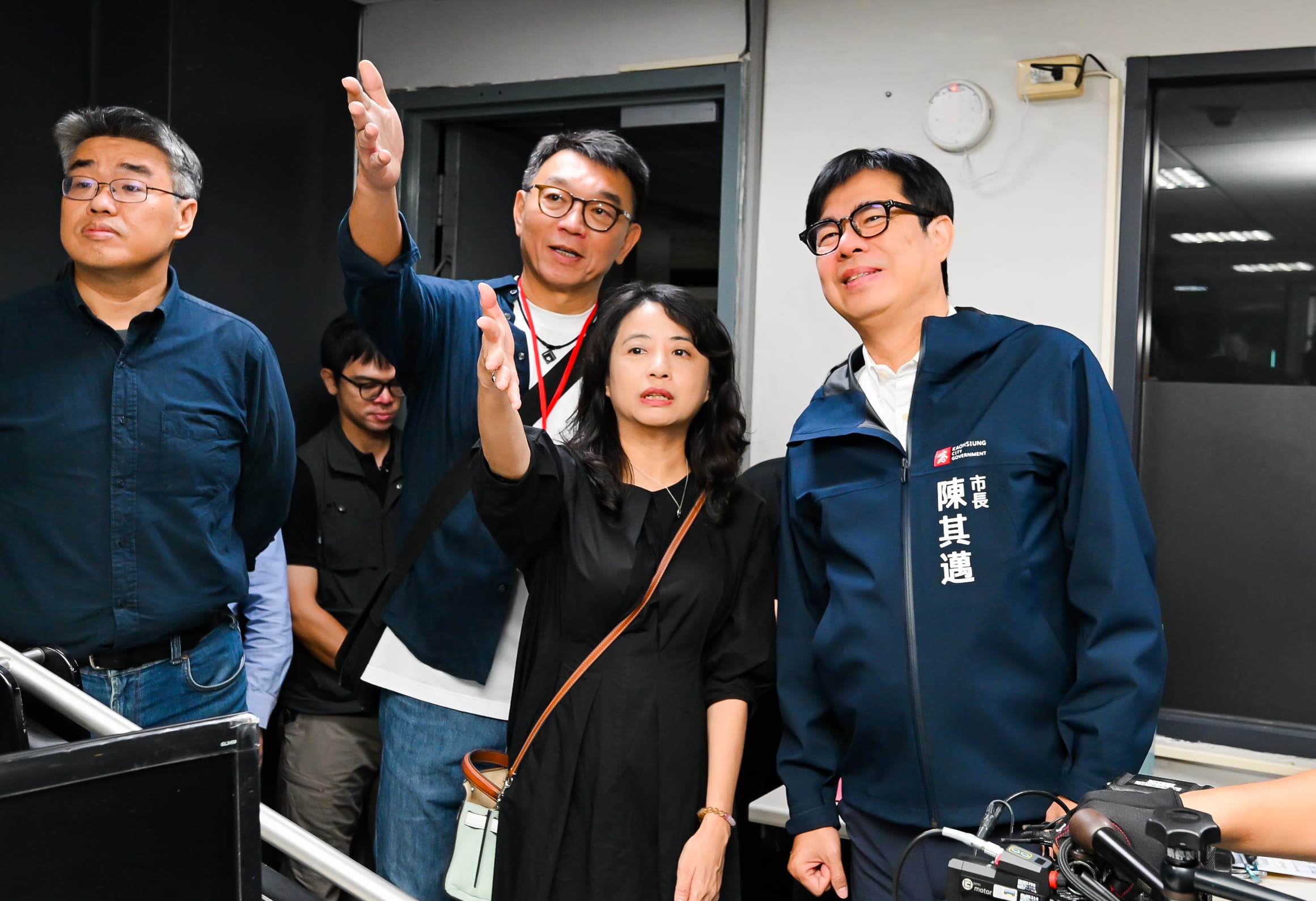 高雄市長陳其邁（右起）在製作人鄭心媚及監製林錦昌的帶領下參觀片場。（零日文創提供）