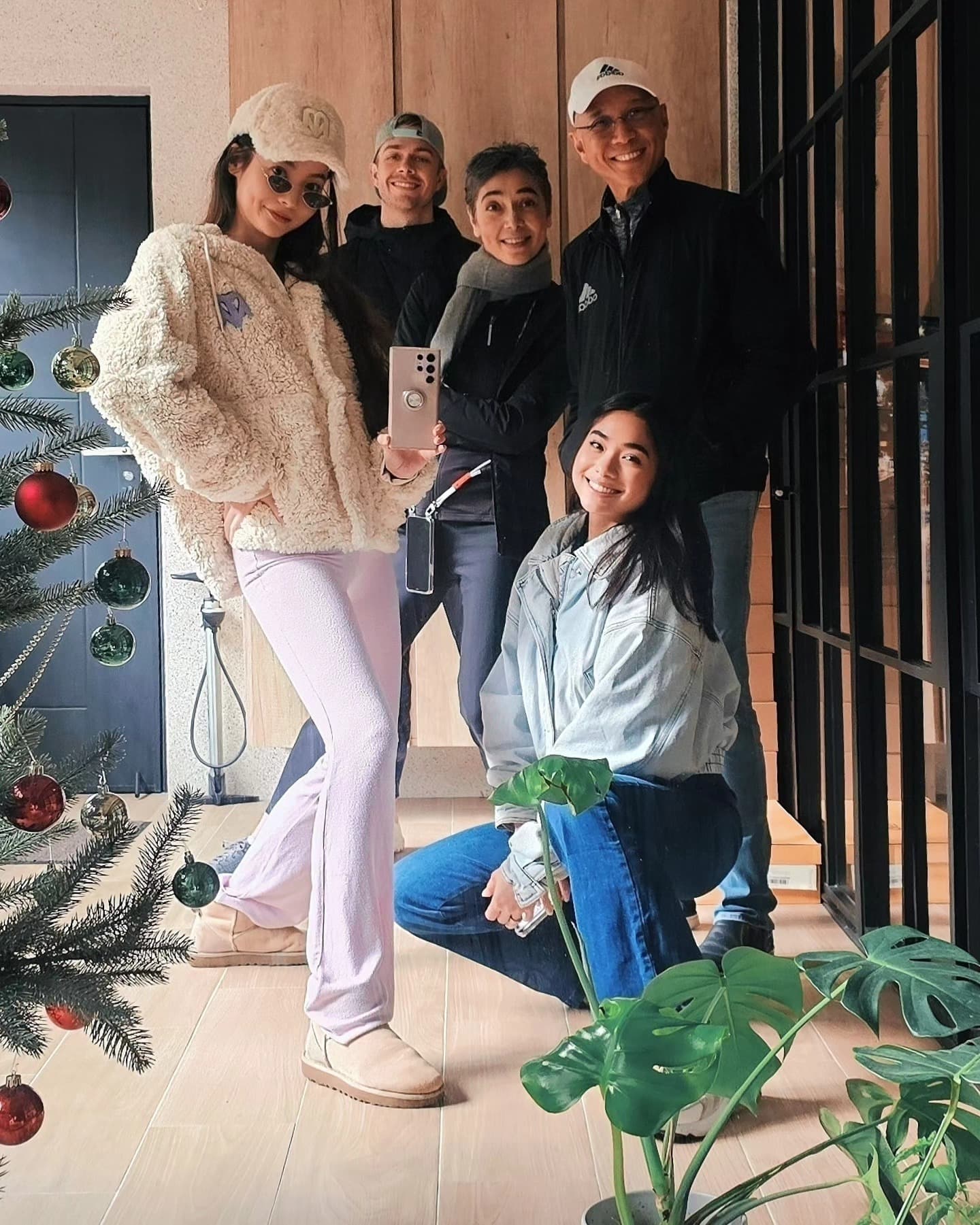 賴佩霞(中)與家人過新年。(翻攝謝沛恩臉書)