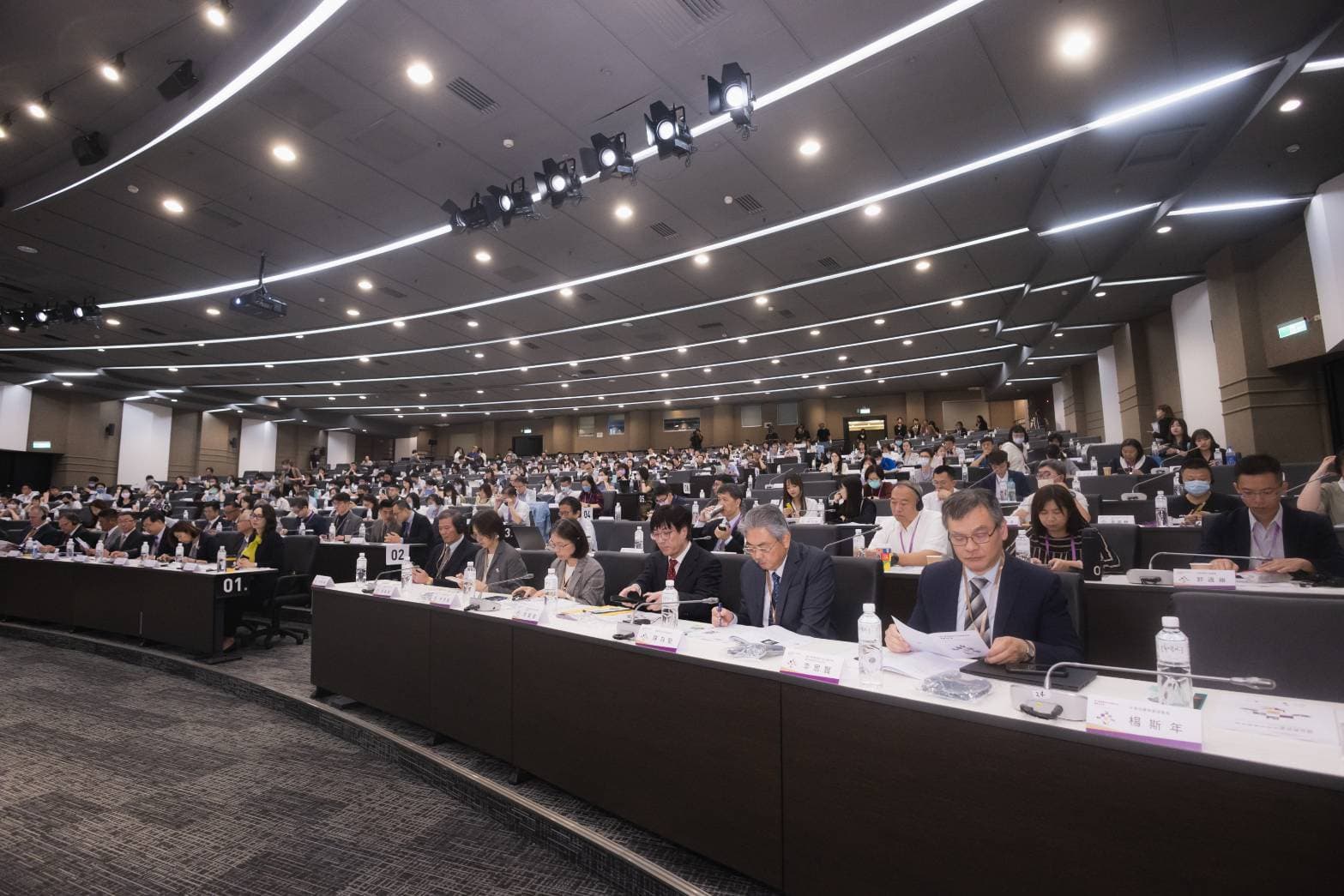 台美攜手主辦提升台灣毒品司法處遇成效國際研討會,包括法務部徐錫祥次長、中信反毒教育基金會辜仲諒董事長等人都到場與會。(讀者提供)