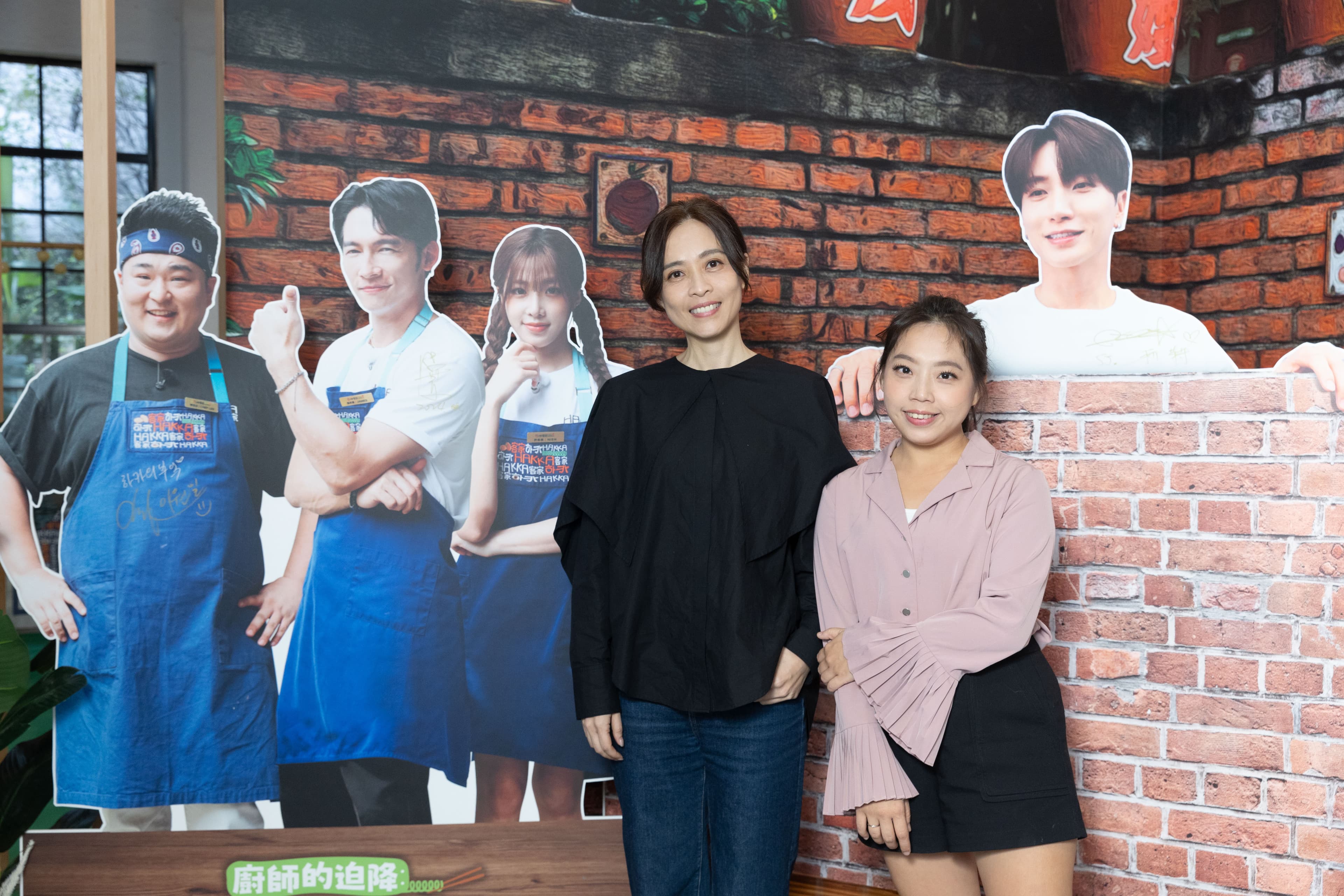 客台製作人羅亦娌（左）、邱映筑在準備期間帶著韓國團隊走訪台灣各地深入客家文化。