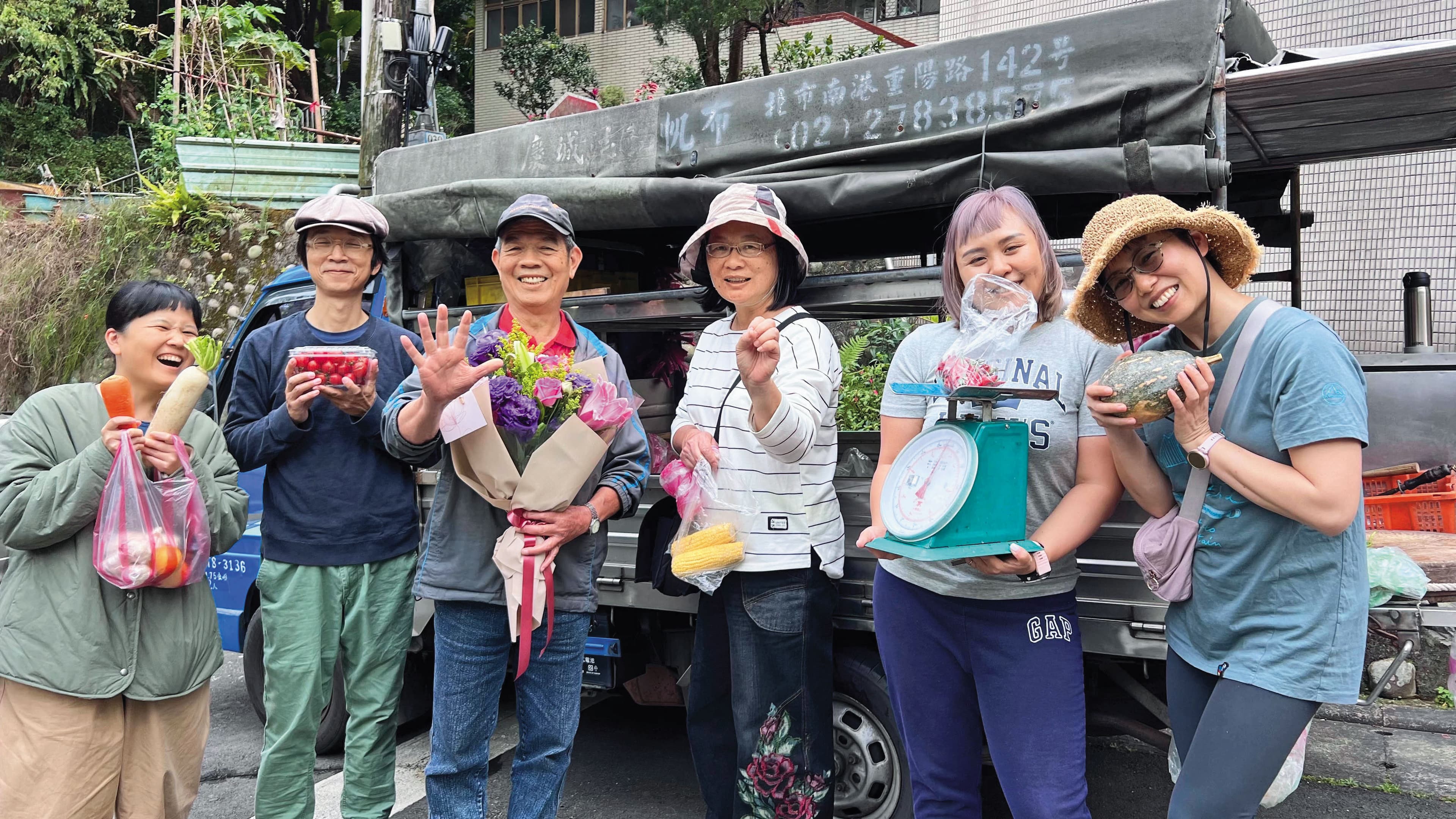 林坤永(左3)3月底退休,居民很捨不得,紛紛來獻花、拍照。(社區居民李諳儀提供)