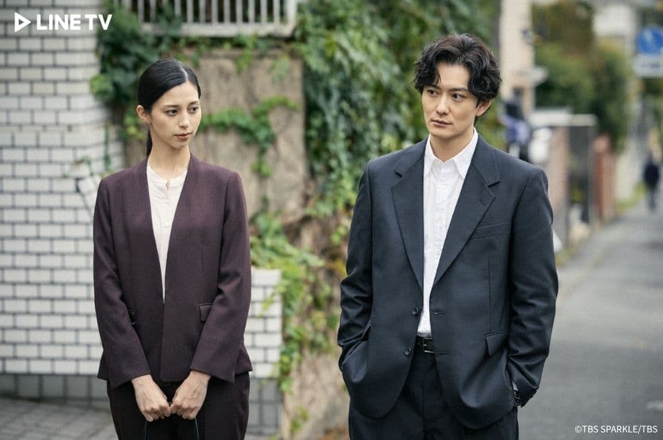 岡田將生（右）與中條彩未（左）飾演刑警搭檔。（LINE TV提供）