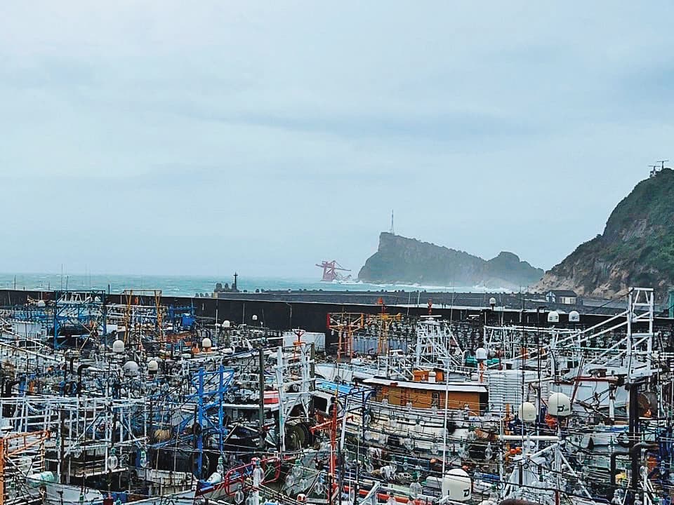 一艘中國籍貨輪因颱風巨浪擱淺,最後在野柳海域棄船。(新北市環保局提供)
