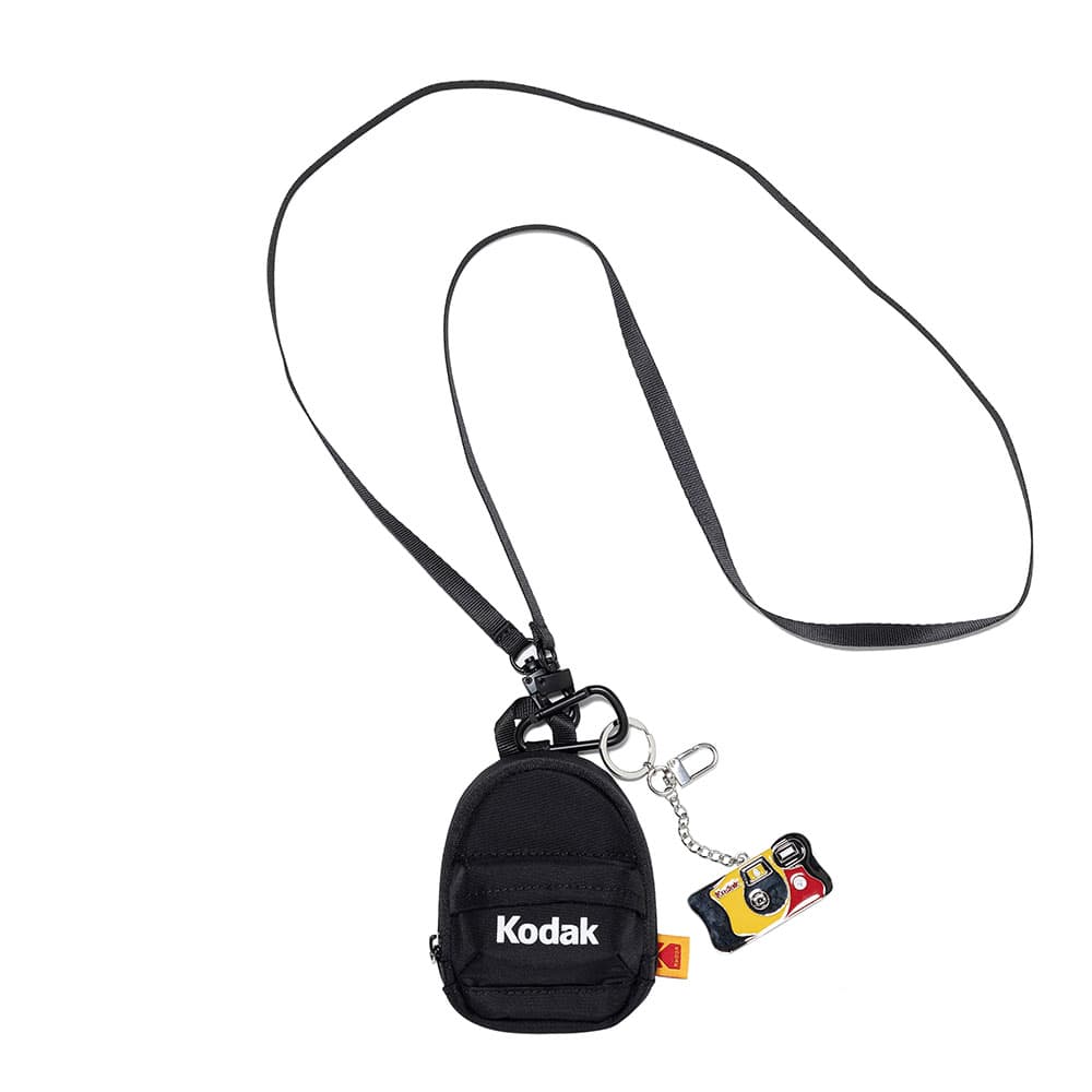 FunSaver底片相機鑰匙圈造型小包。NT$1,499(KODAK APPAREL提供)