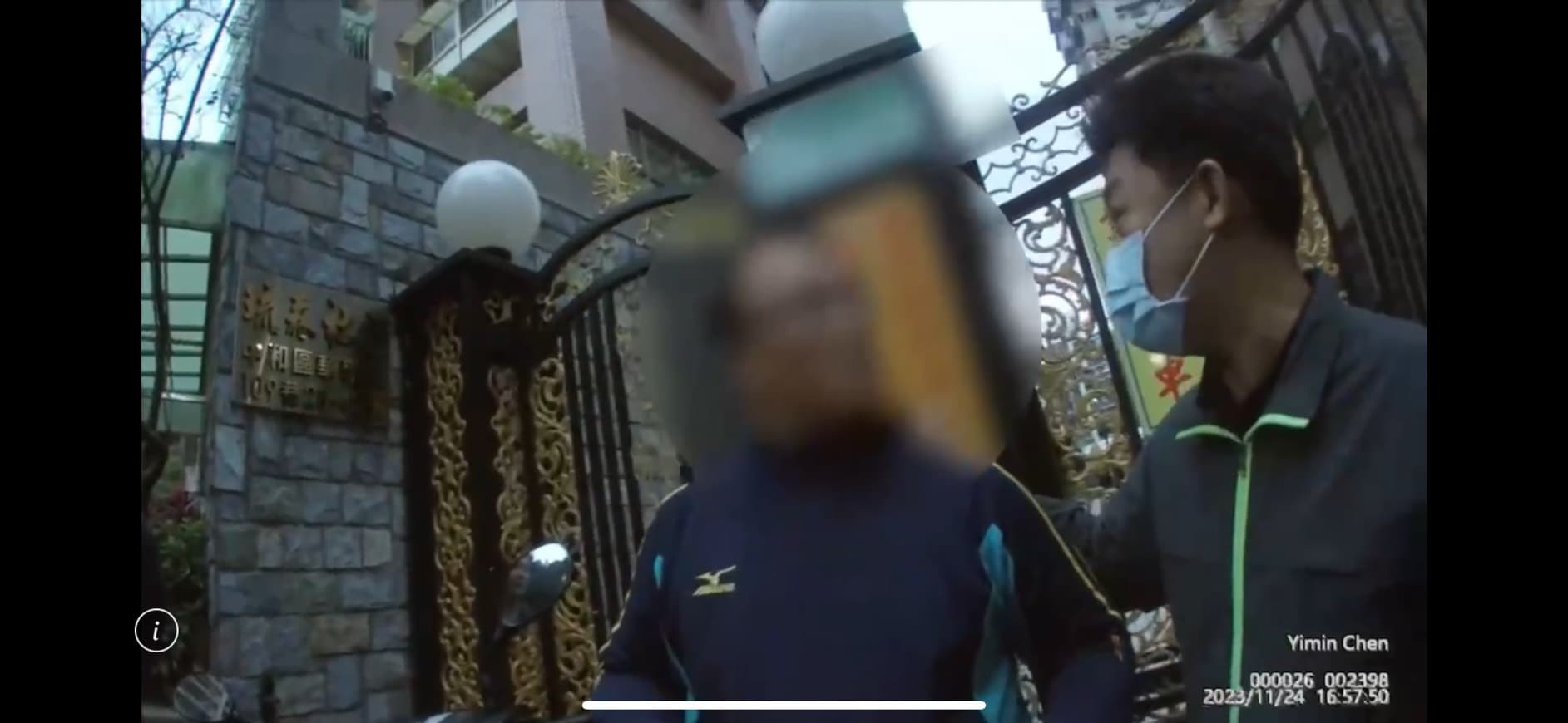 警方持搜索票至謝男住處將他逮捕,並起出部分贓款。(翻攝畫面)
