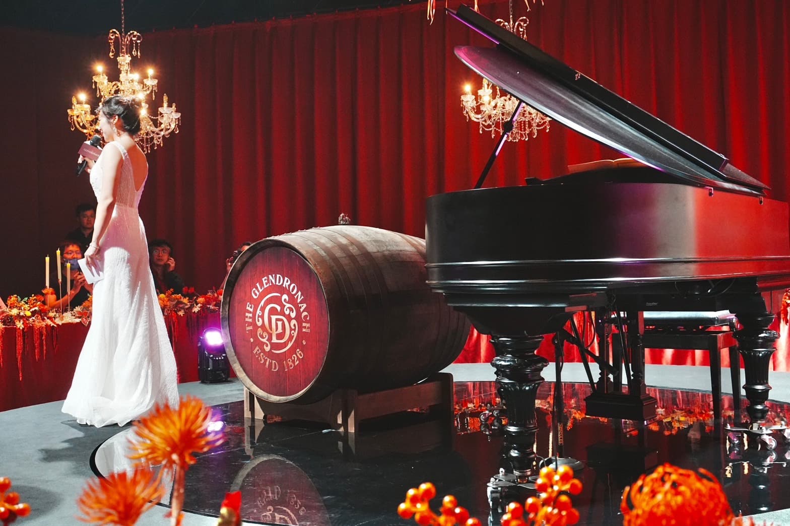 「格蘭多納隱世紅邸品酩盛會」打造出紅邸深宅的神秘、優雅場景。
