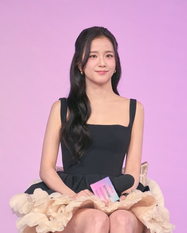 Jisoo這身澎澎裙洋裝像公主一般。(Netflix提供)