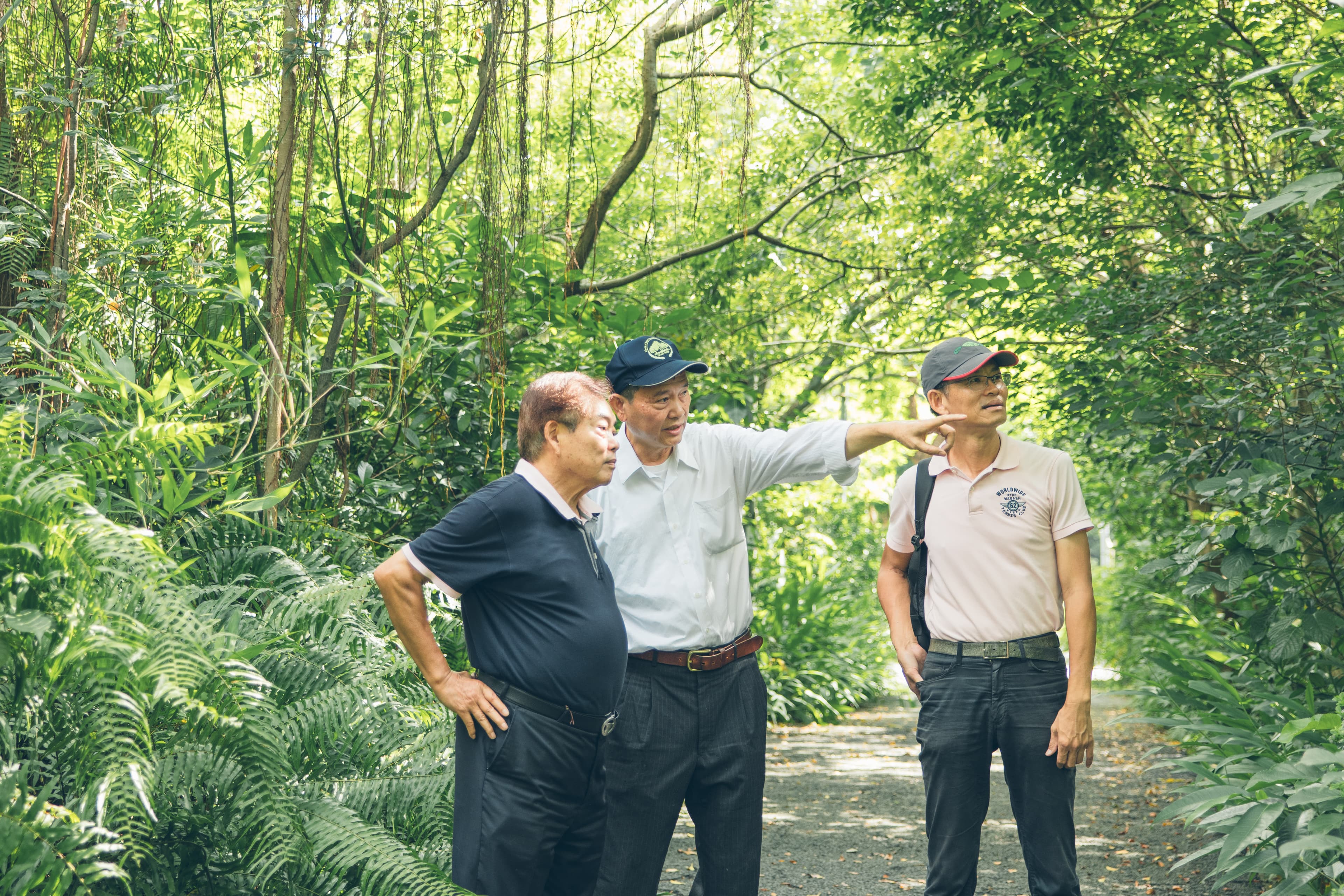 大安森林公園之友基金會時時關照公園裡的每一處,圖由左至右分別為執行長楊平世、副執行長柳春堂、副執行長陳鴻楷。(大安森林公園之友基金會提供)