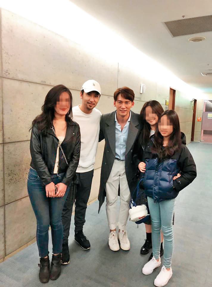 温昇豪（中）造訪嘉仕美整形外科診所。左二為李進良。（翻攝自嘉仕美整形外科診所臉書）
