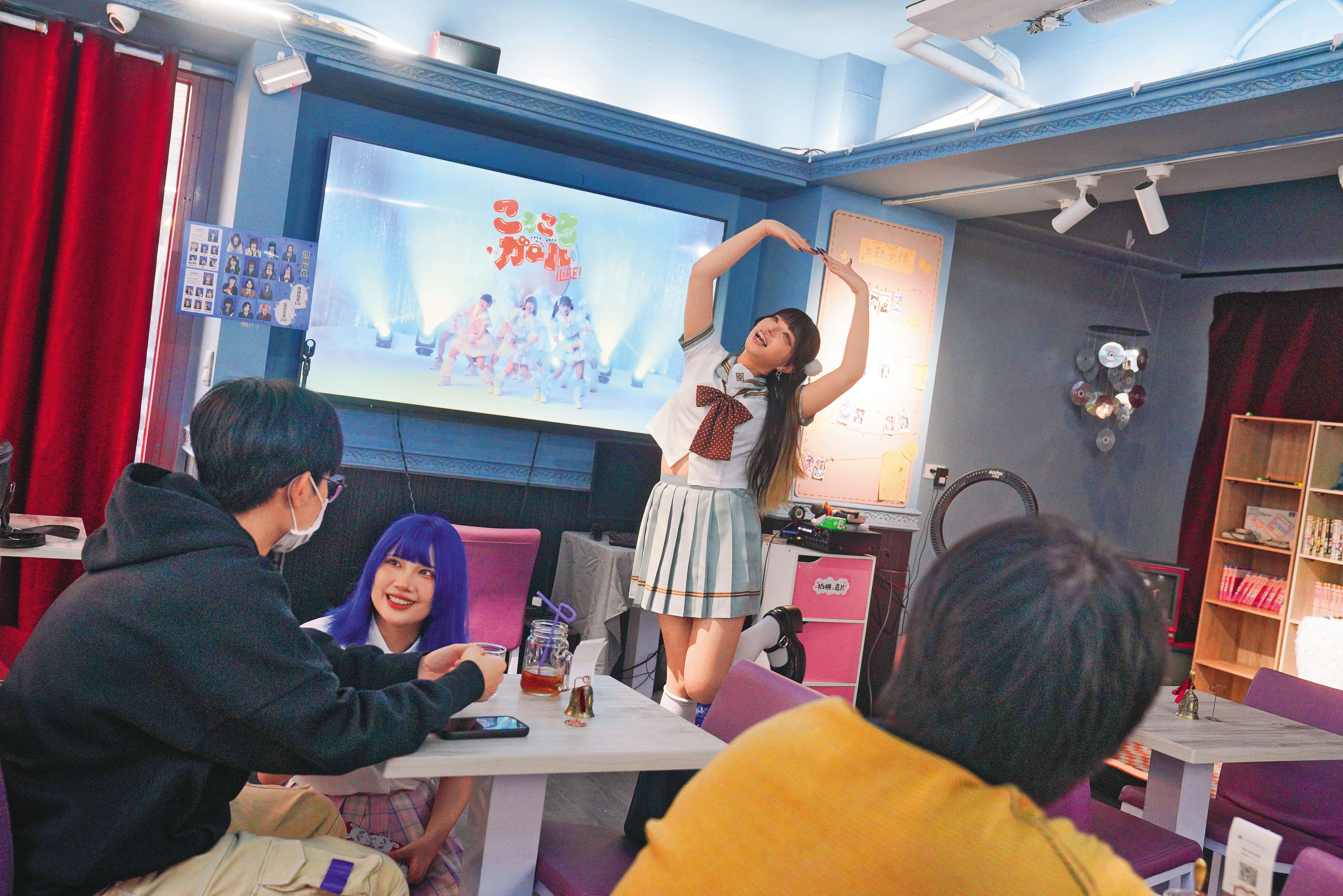 女僕服務除了聊天,也接受客人點「表演」,一律250元 。每當女僕表演,都會炒熱店內氣氛。