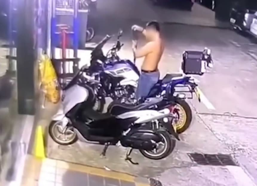 半裸男騎上重型機車,前後磨蹭機車油箱進行猥褻。(翻攝bililbili)