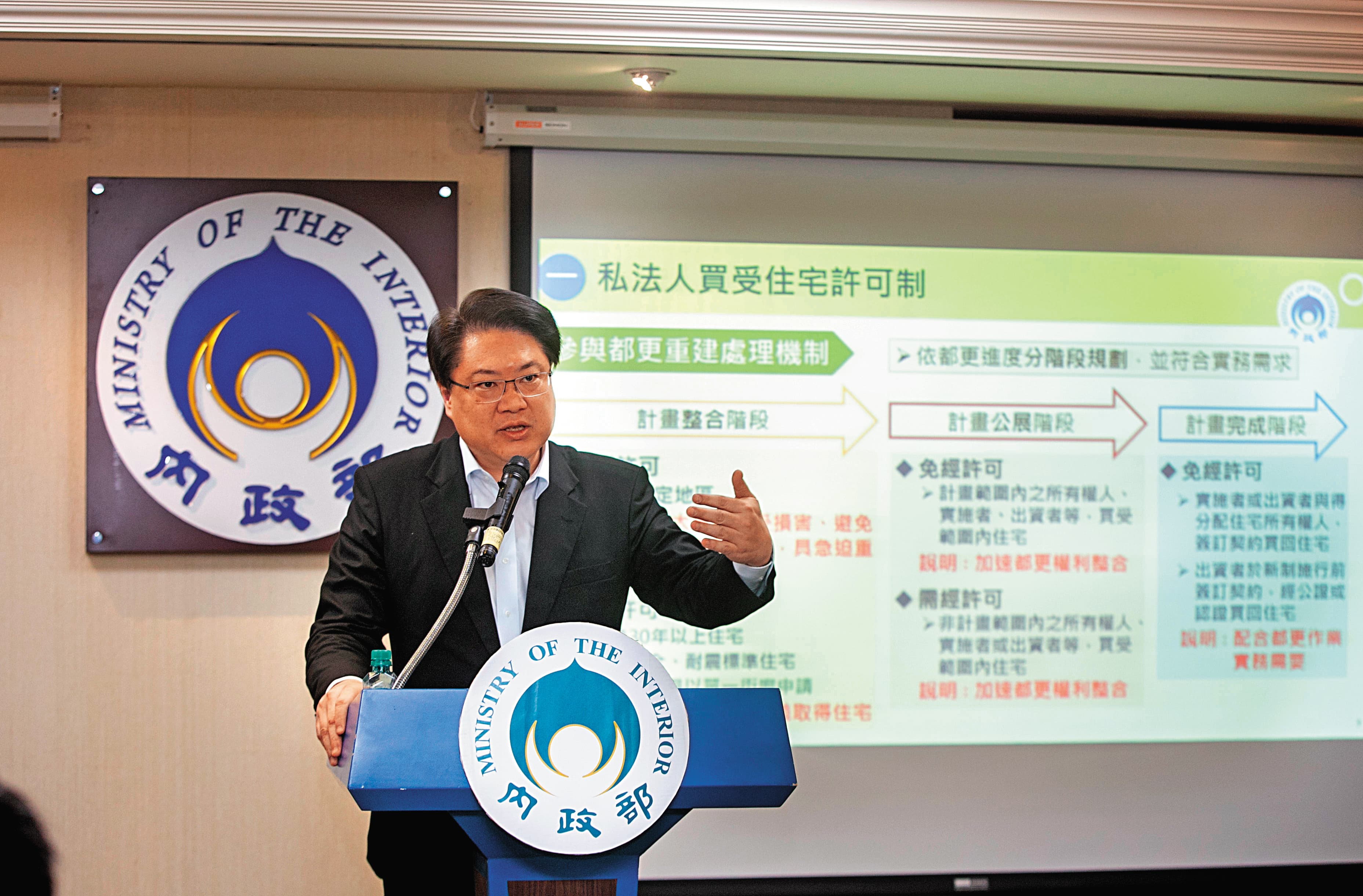 縱使政府持續打炒房，但成本居高不下，房價指數仍寫下歷史新高。圖為內政部長林右昌。