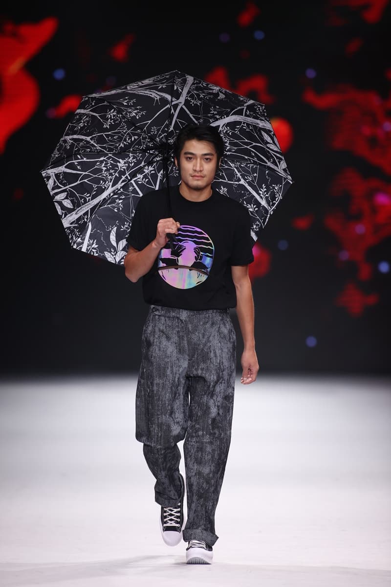 潘綱大拿著雨傘走上伸展台,致敬《人頭氣球》以傘與恐怖殺人氣球抗衡的經典畫面。(汪俐伶提供)