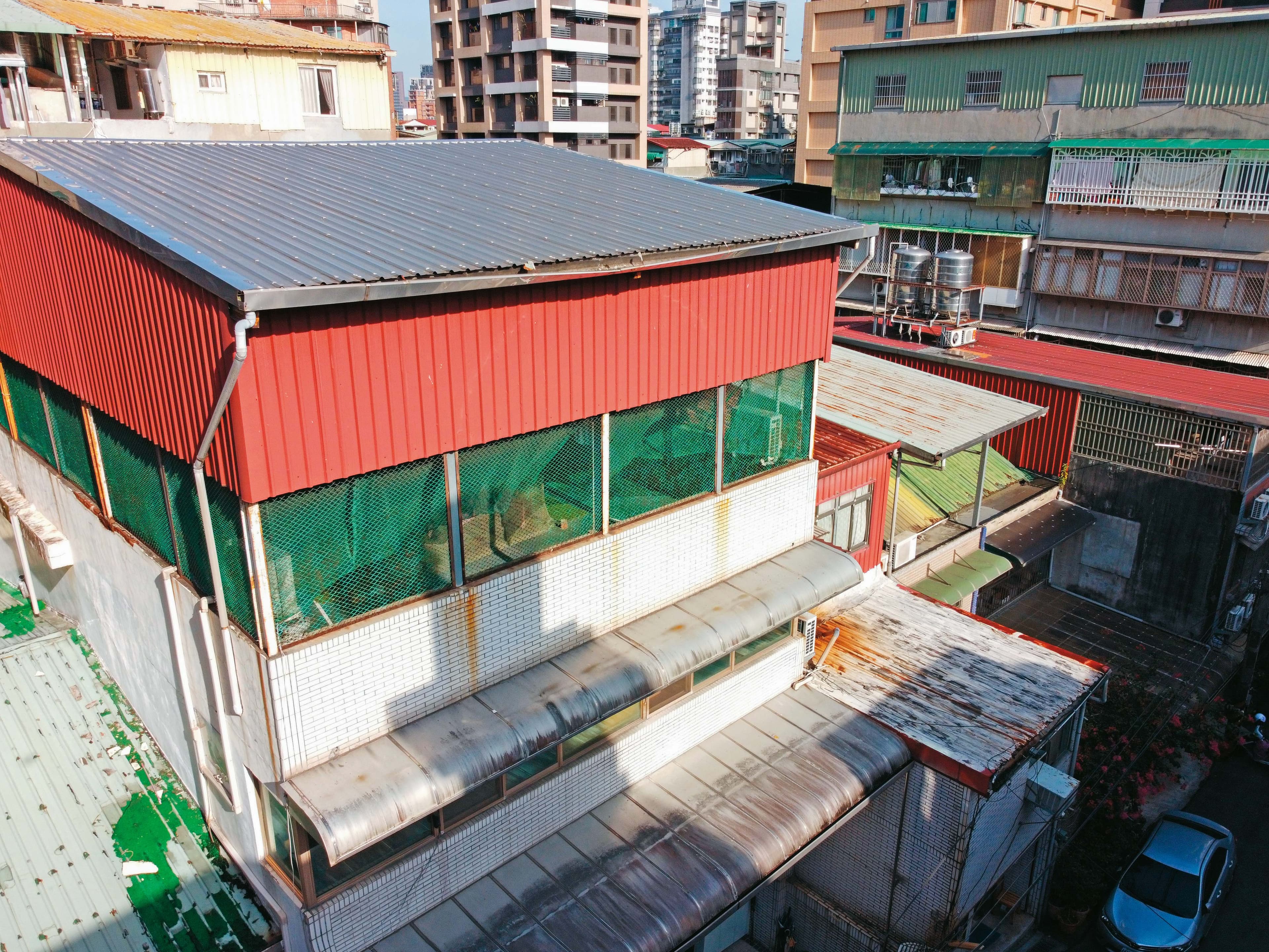 張家透天厝的頂樓加蓋狀況不錯，結構、管線都很新，不像既存違建。