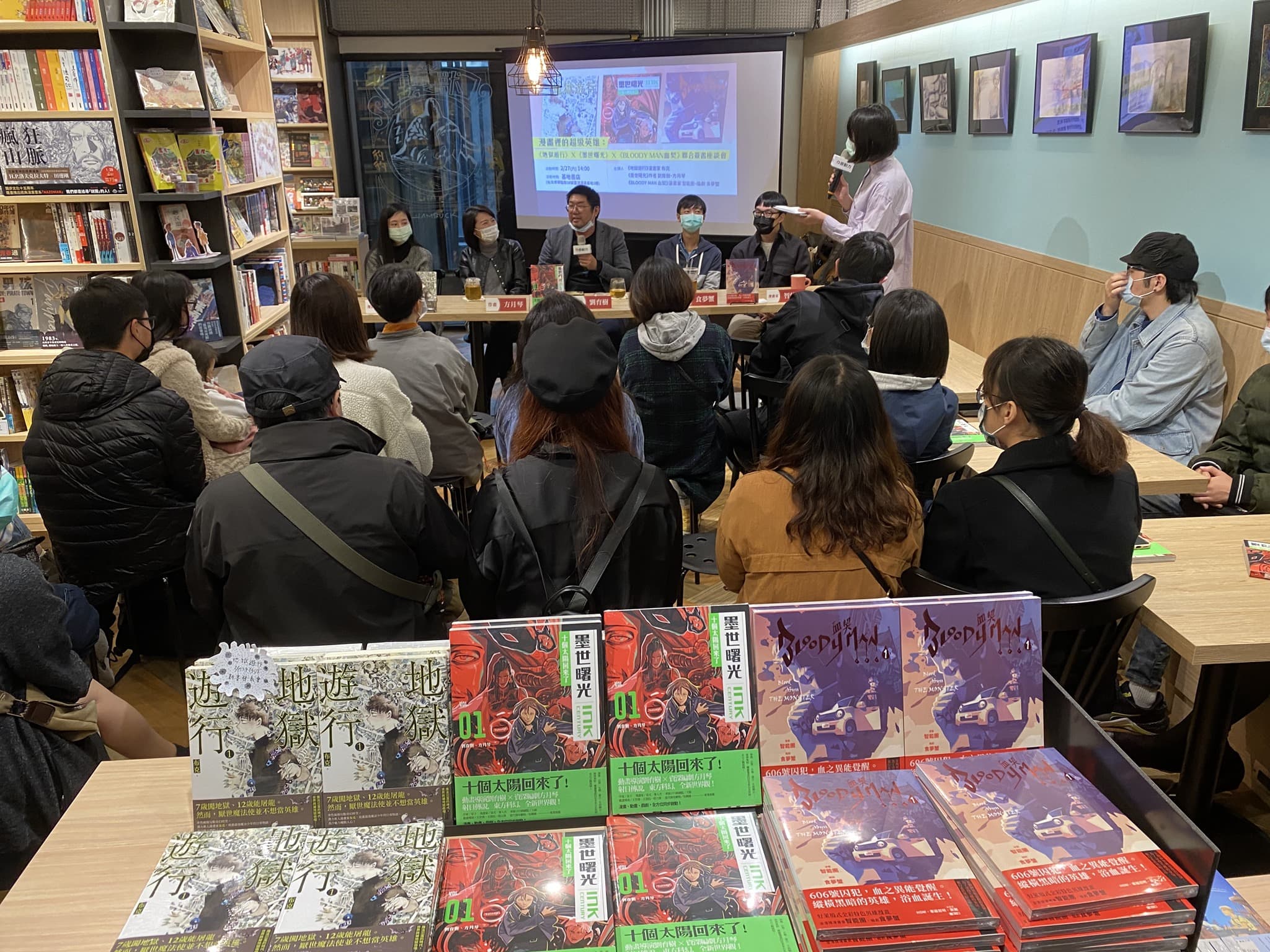 劉育樹(後排左3)、方月琴(後排左2)與台漫創作者舉行聯合簽書座談會,吸引不少讀者。(翻攝自蓋亞文化臉書)