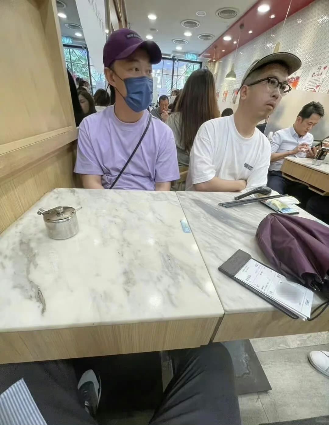 網友分享與陳奕迅併桌吃飯。(翻攝自微博)