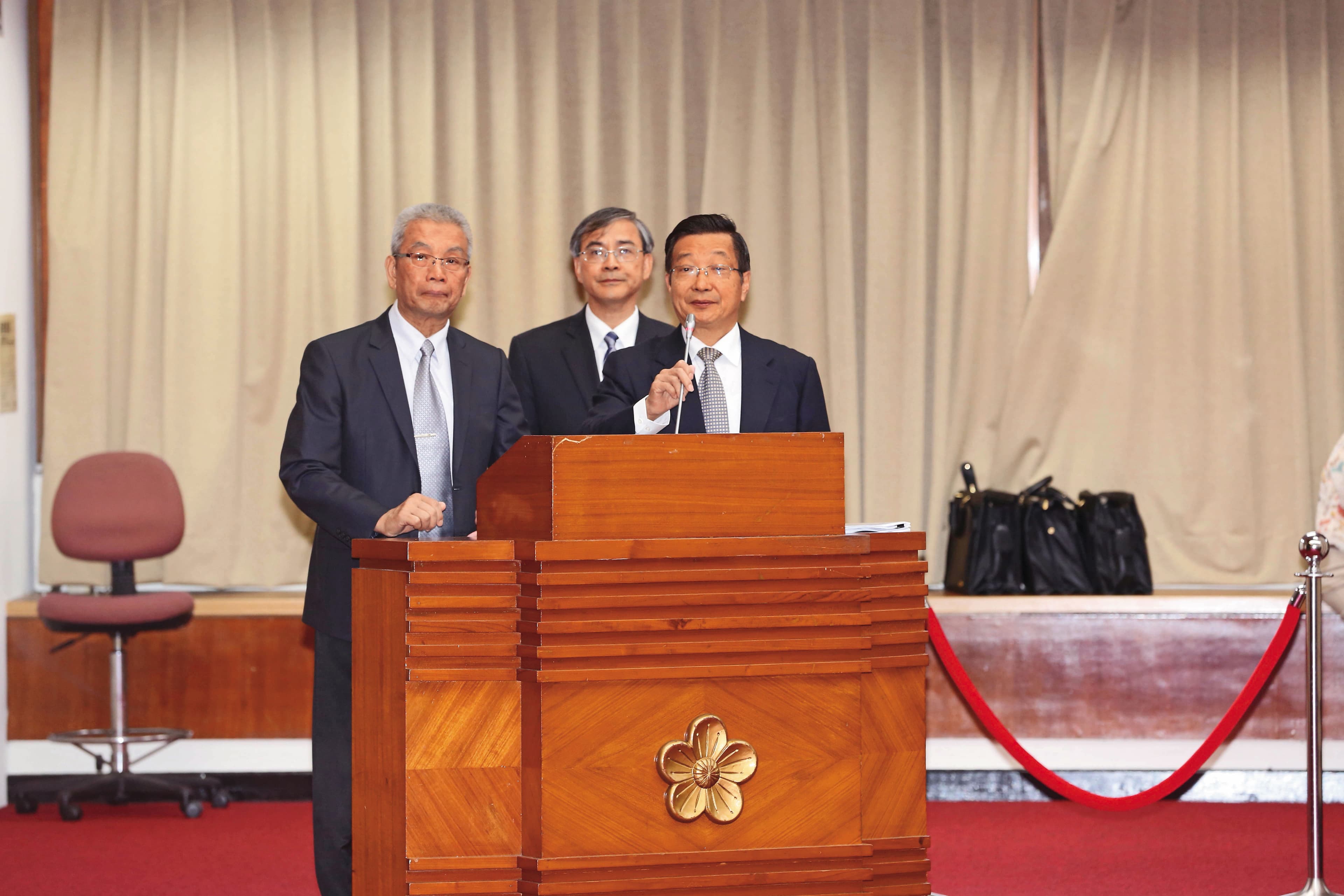 因「副董年薪2千萬元」事件,現任國票金董事長張兆順(右)前往立法院備詢。