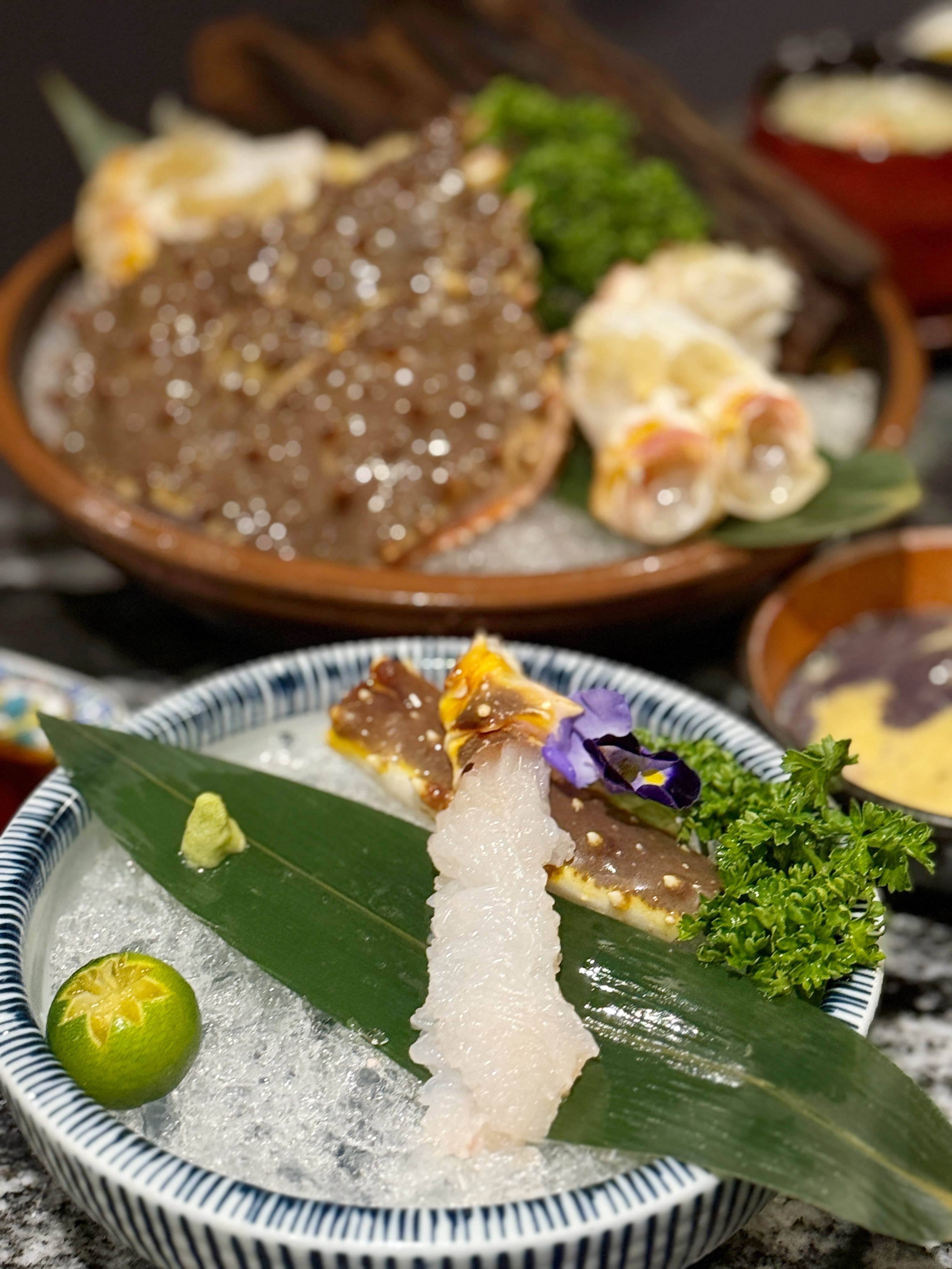 活帝王蟹每隻重達1.3至2公斤,「帝王蟹腿生食」蟹腿刺身鮮甜彈牙。
