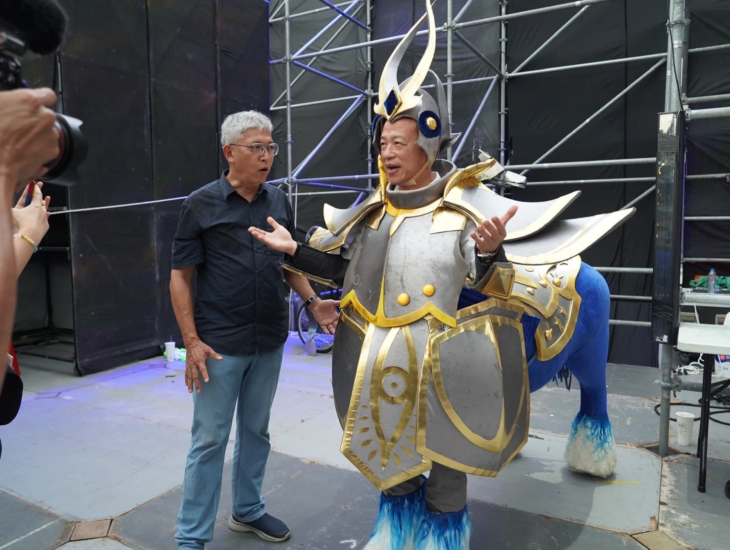 嘉義縣長翁章梁上場演完,大嘆演員很辛苦,(紙風車劇團提供)